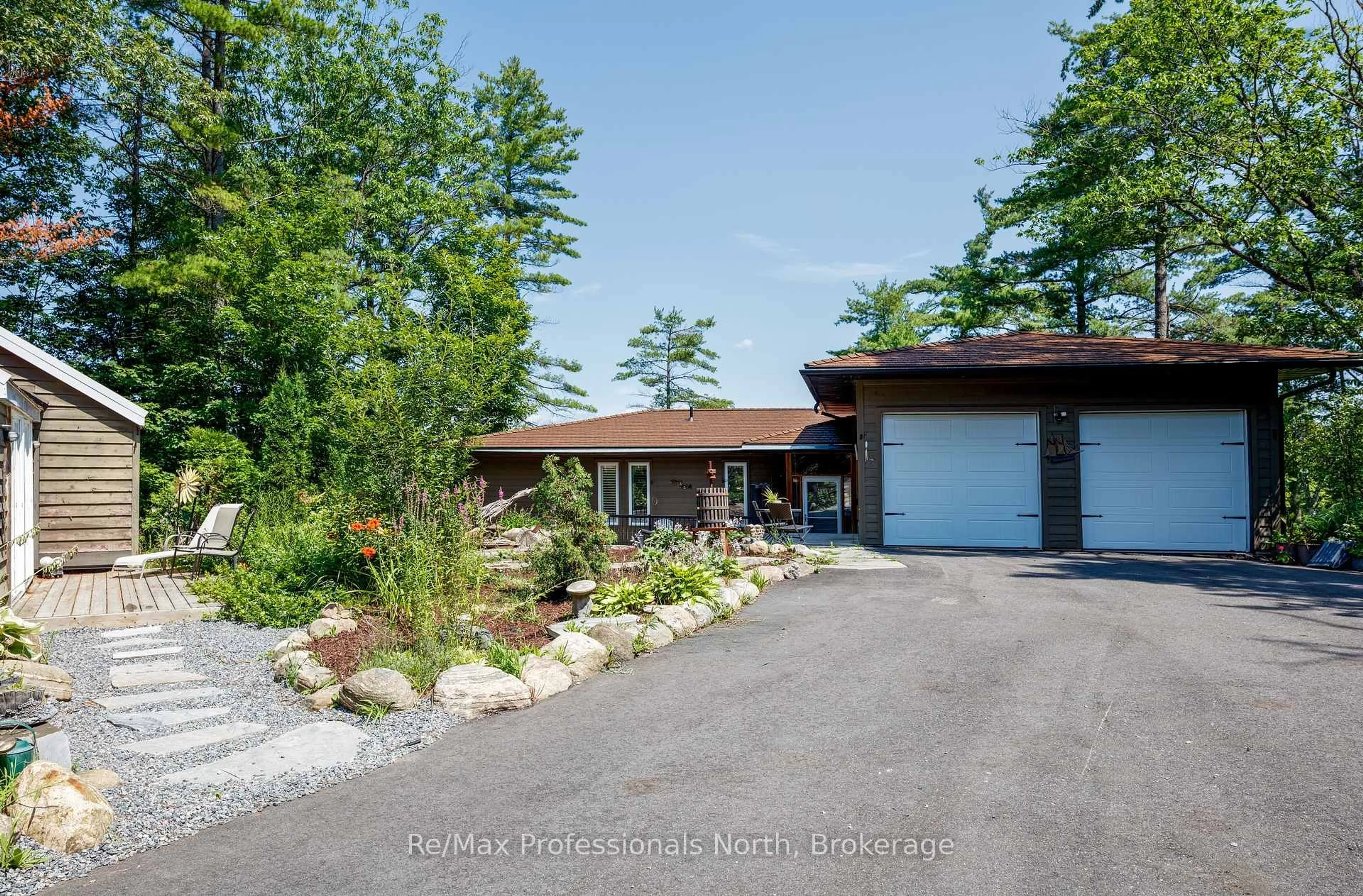 A pic from outside/outdoor area/front of a property/back of a property/a pic from drone, unknown for 2164 169 Muskoka Rd, Gravenhurst Ontario P1P 1R2