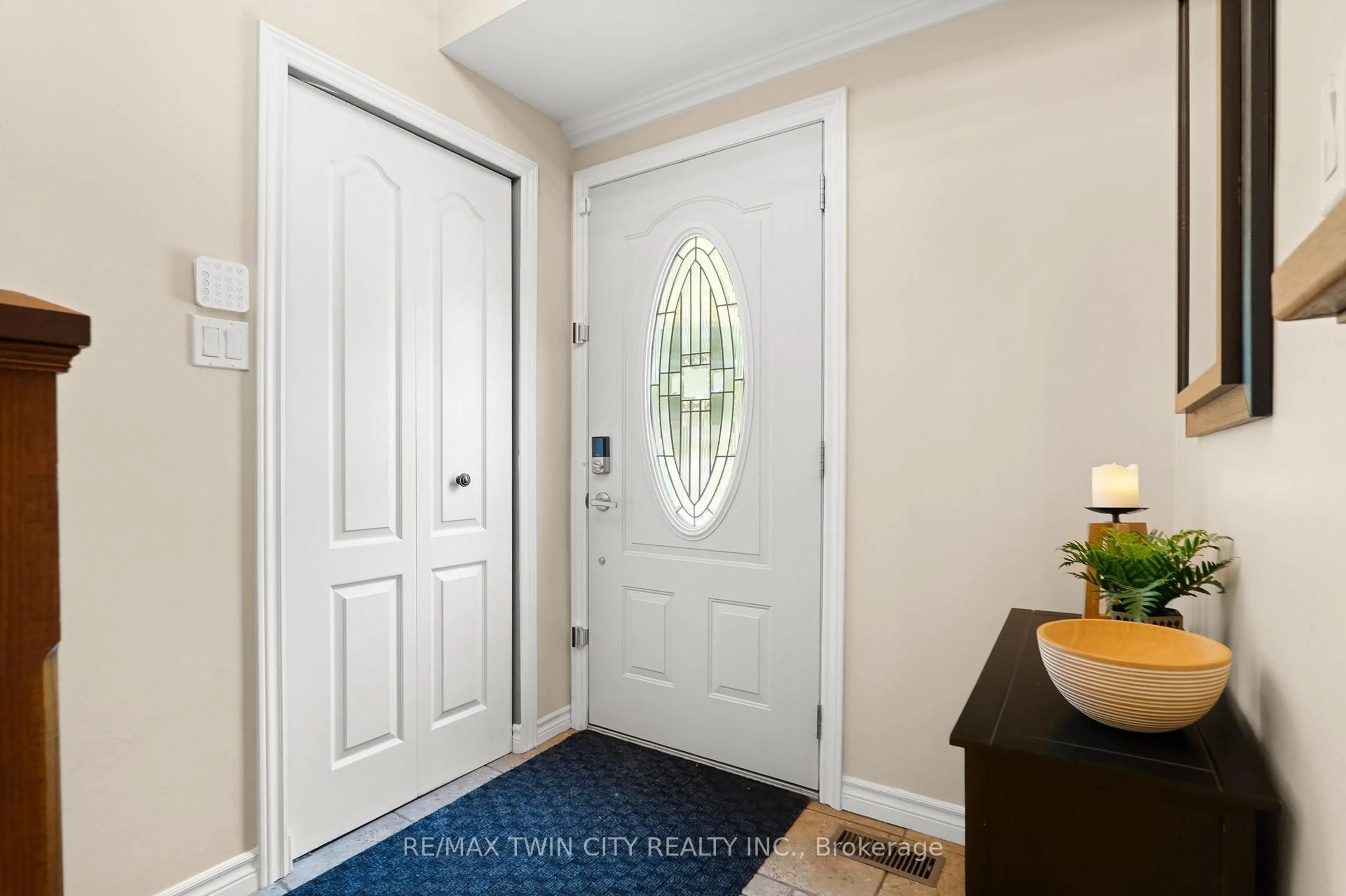 Indoor entryway for 21 Golden Meadow Cres, Kitchener Ontario N2N 2L7