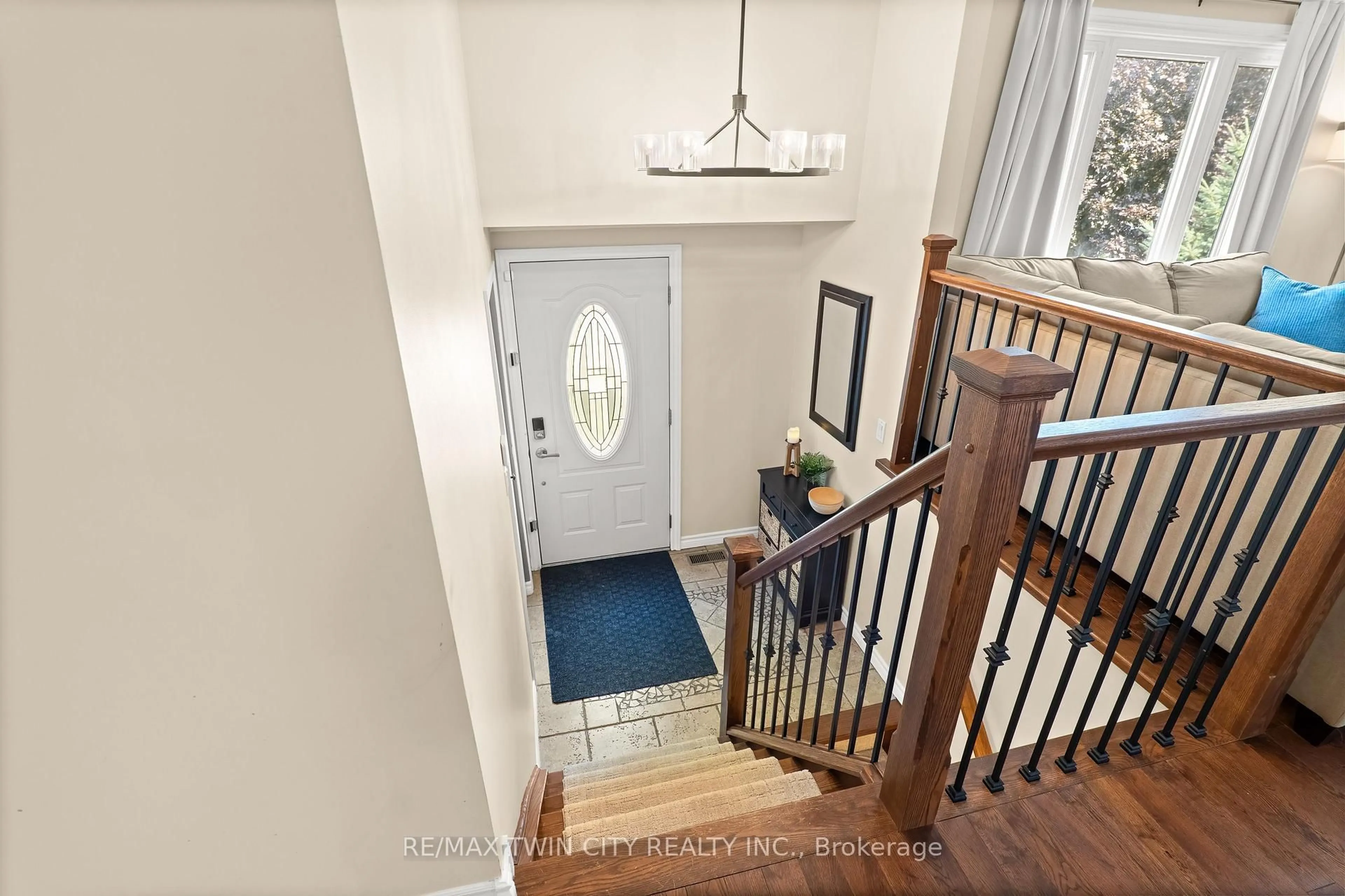 Indoor entryway for 21 Golden Meadow Cres, Kitchener Ontario N2N 2L7