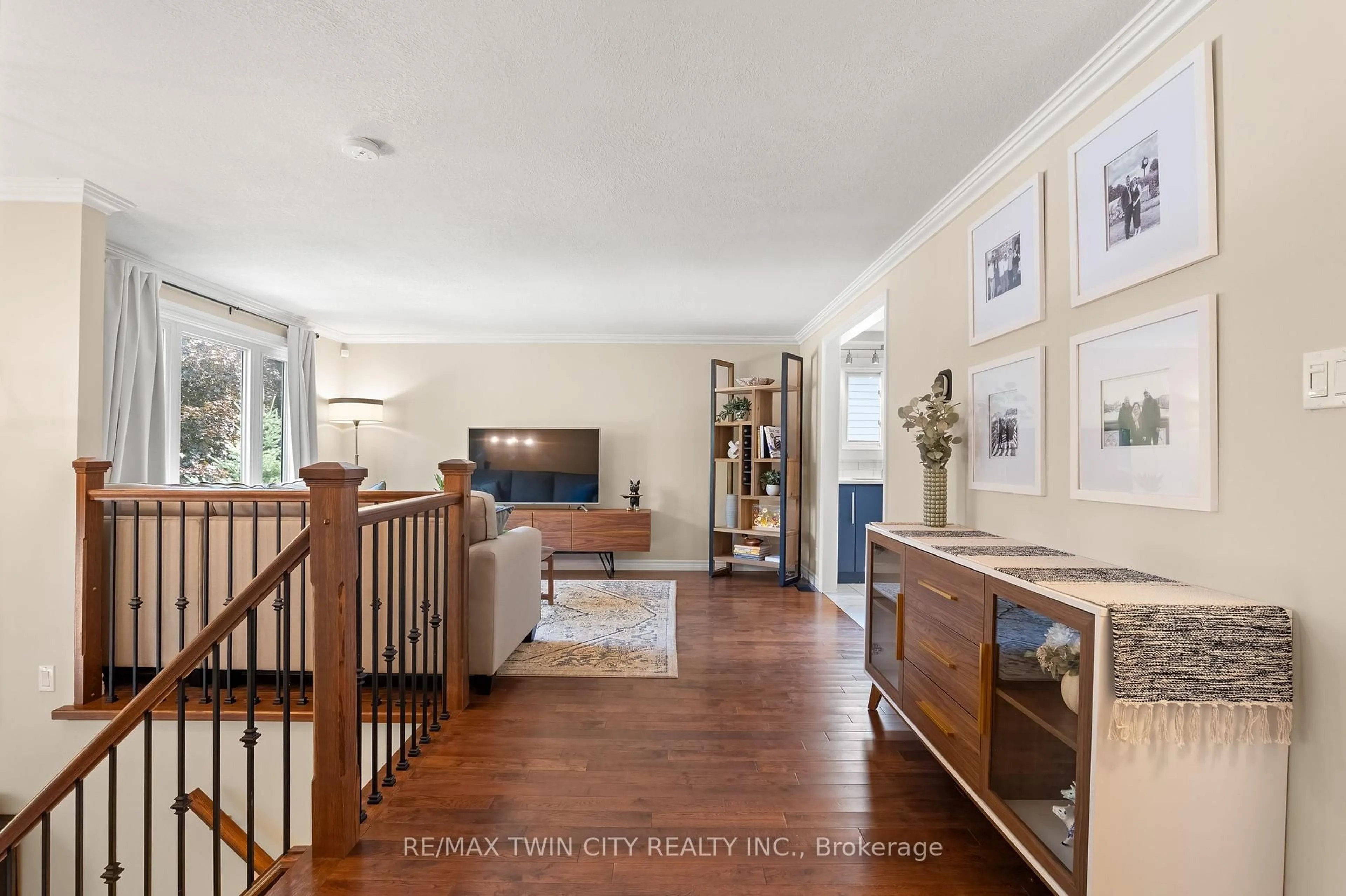 Indoor entryway for 21 Golden Meadow Cres, Kitchener Ontario N2N 2L7