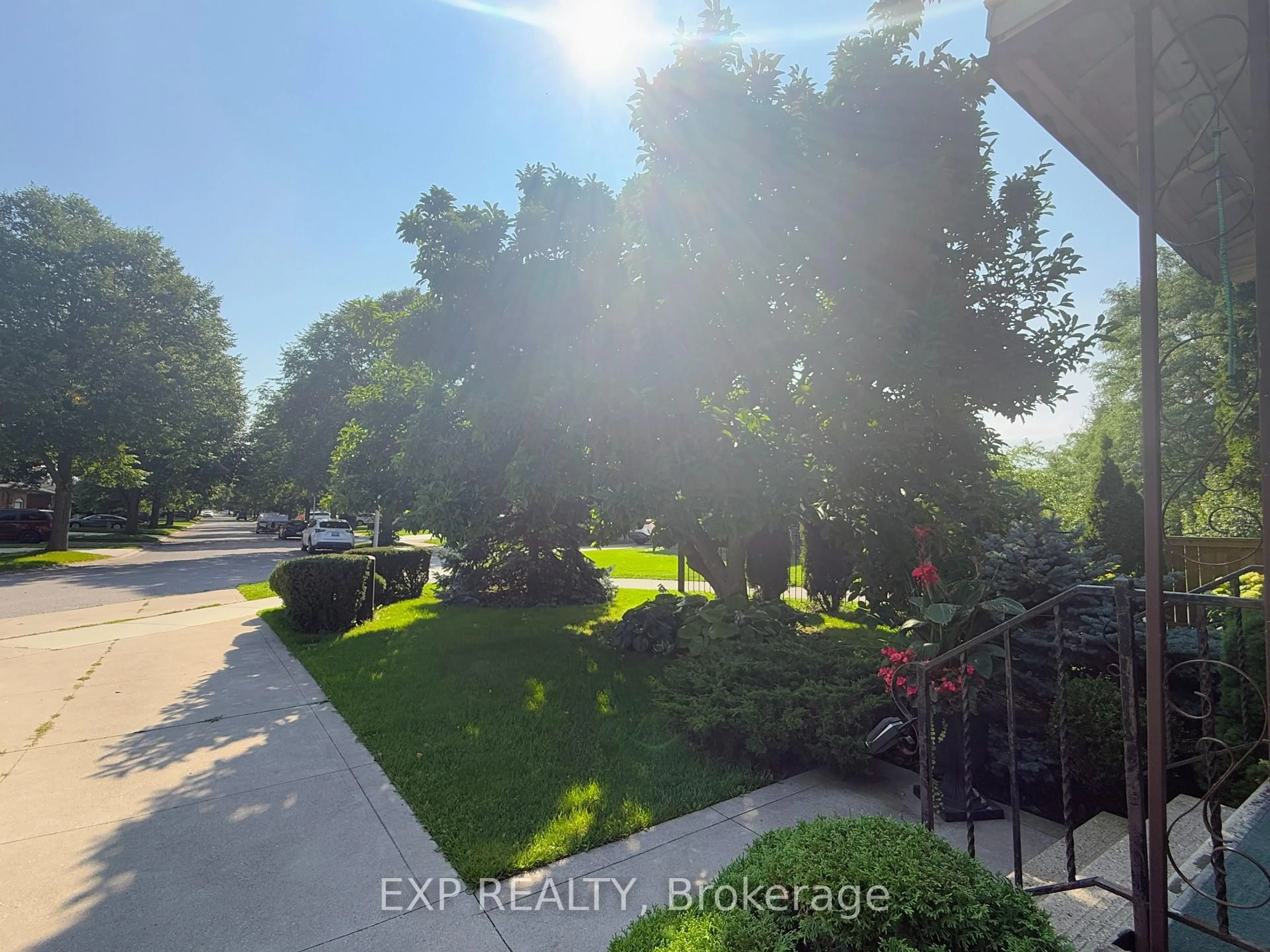 A pic from outside/outdoor area/front of a property/back of a property/a pic from drone, unknown for 82 Lacey Cres, London South Ontario N6E 2E7