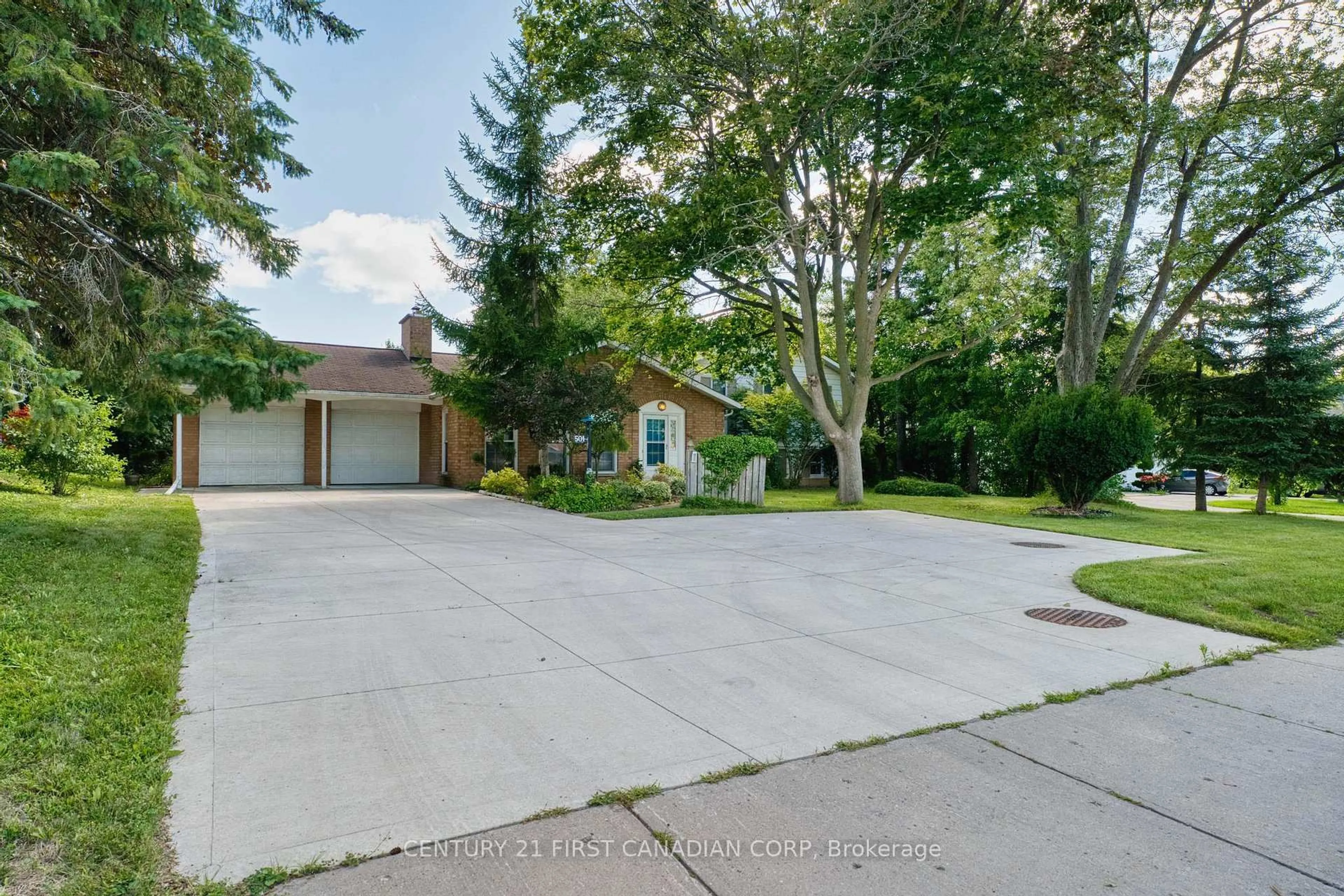 A pic from outside/outdoor area/front of a property/back of a property/a pic from drone, street for 501 COMMISSIONERS Rd, London South Ontario N6C 2T9