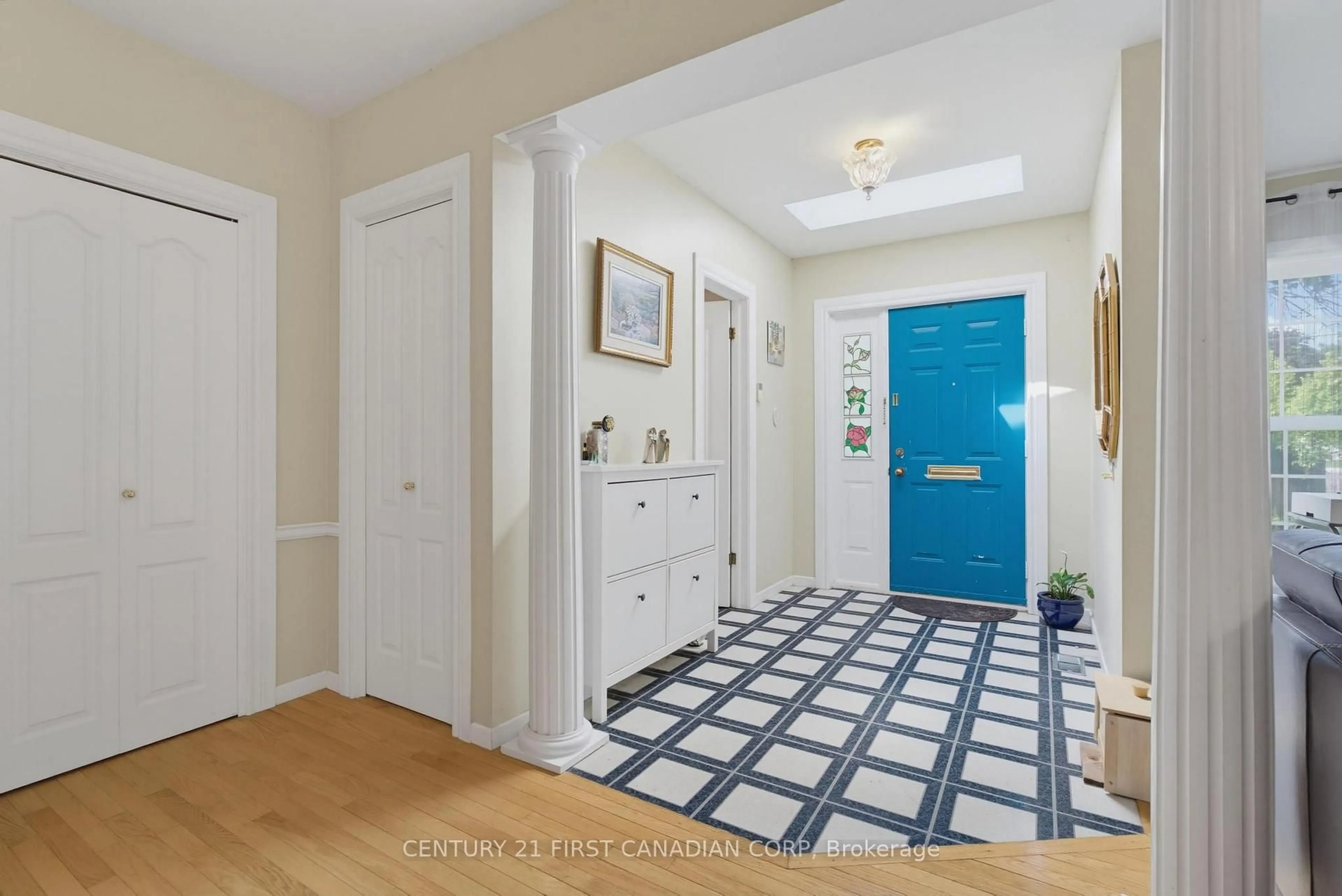 Indoor entryway for 501 COMMISSIONERS Rd, London South Ontario N6C 2T9