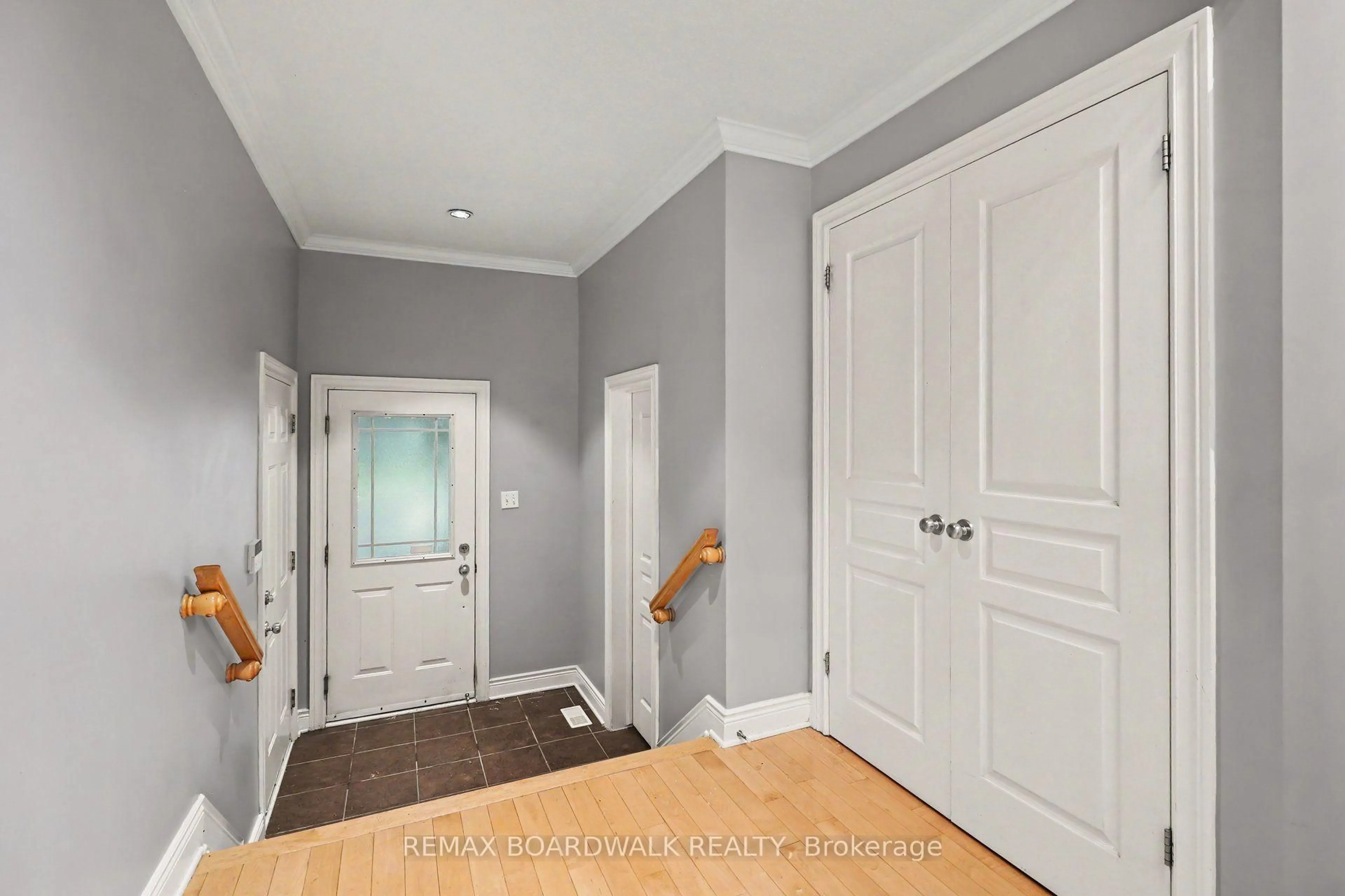 Indoor entryway for 561 AQUAVIEW Dr, Ottawa Ontario K4A 4V4