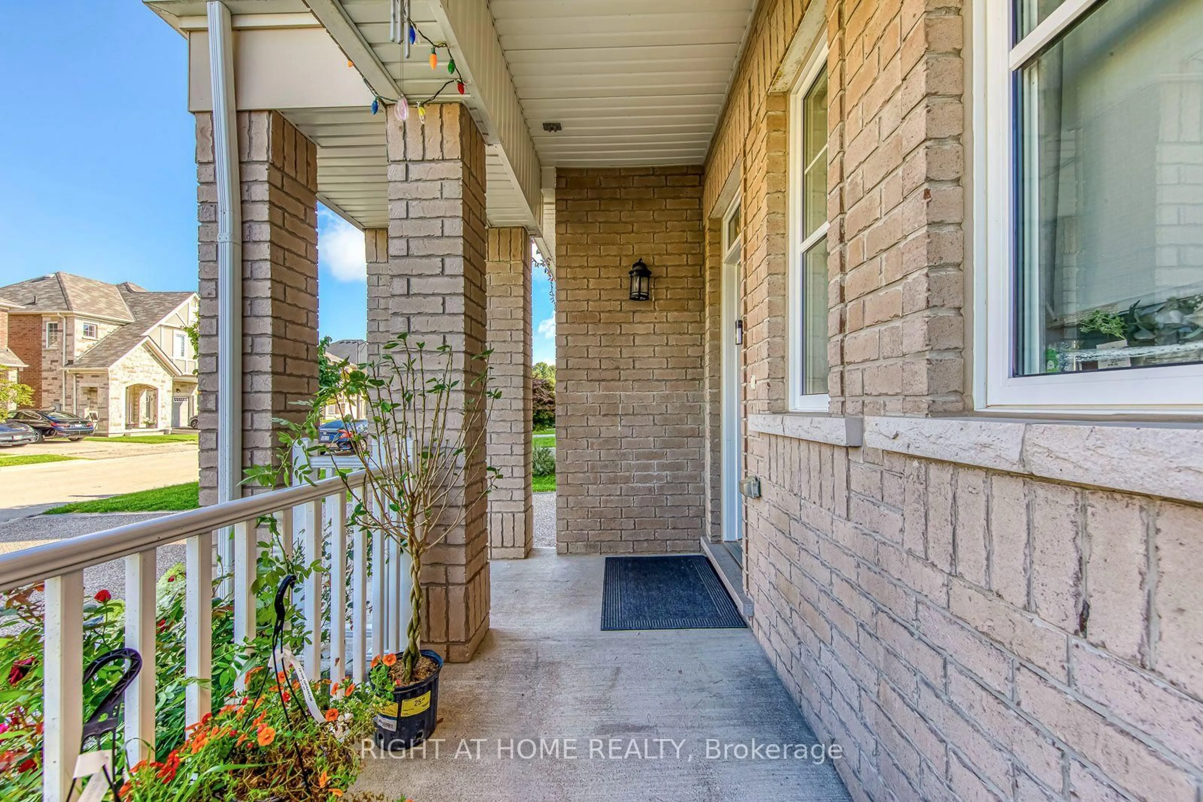 Indoor entryway for 40 Stillwater Cres, Hamilton Ontario L8B 1V6