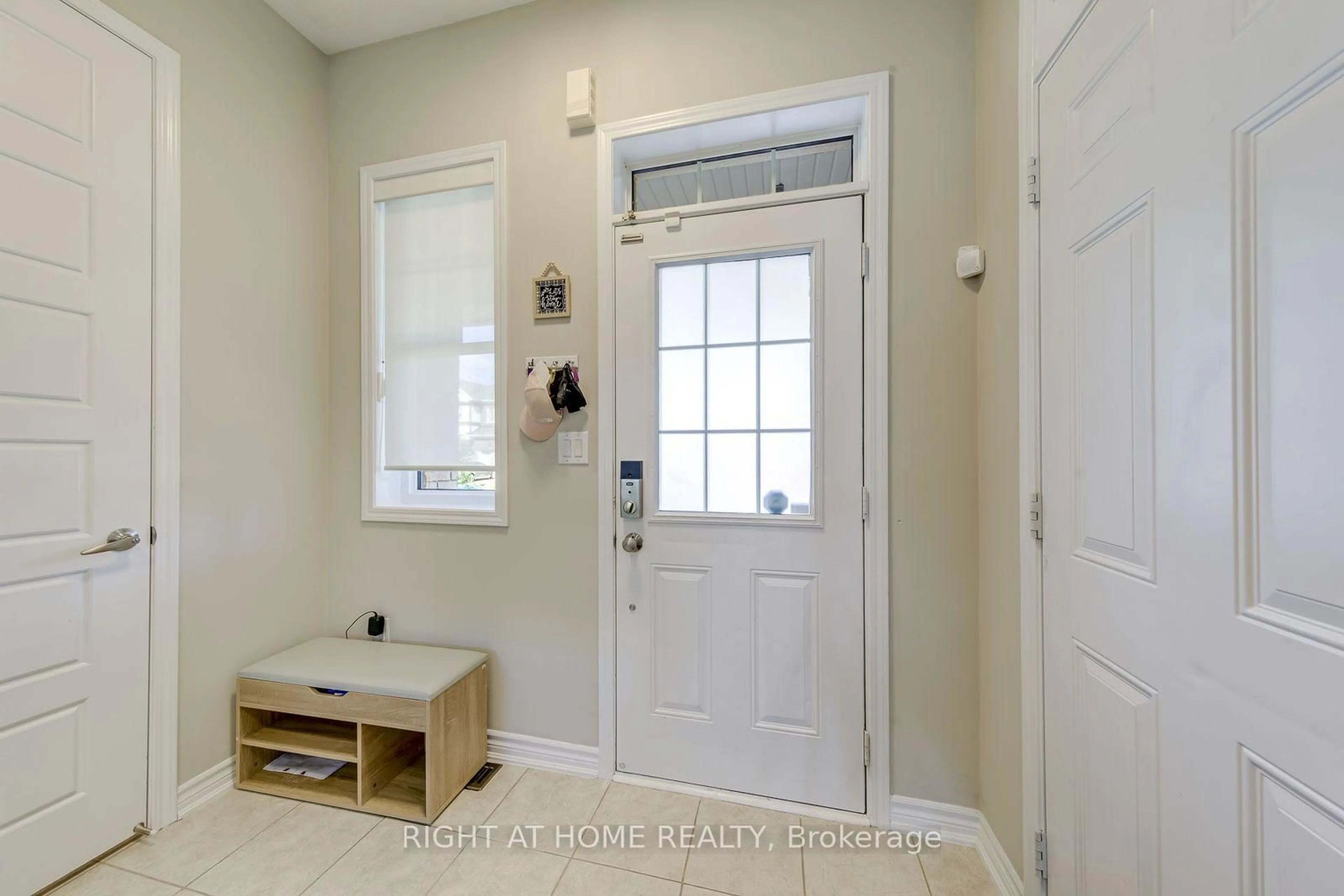 Indoor entryway for 40 Stillwater Cres, Hamilton Ontario L8B 1V6