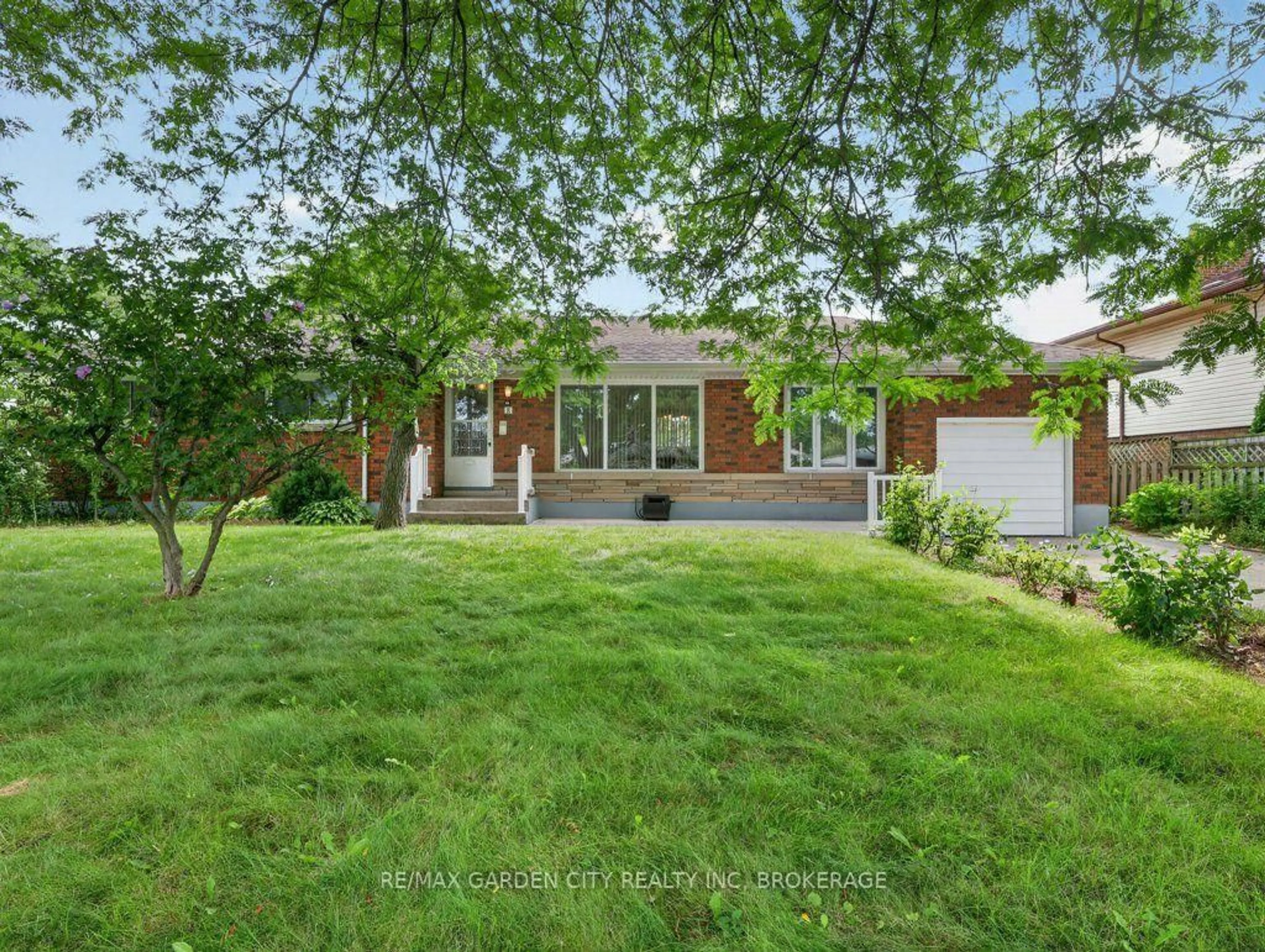 Unknown for 8 Champa Dr, St. Catharines Ontario L2M 3K2