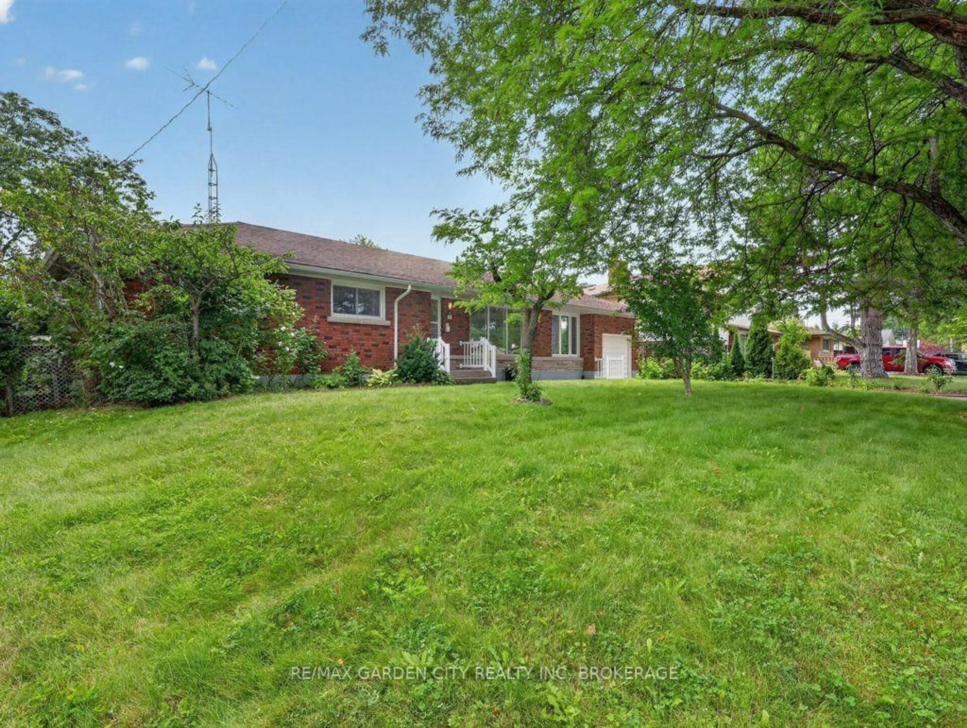A pic from outside/outdoor area/front of a property/back of a property/a pic from drone, street for 8 Champa Dr, St. Catharines Ontario L2M 3K2