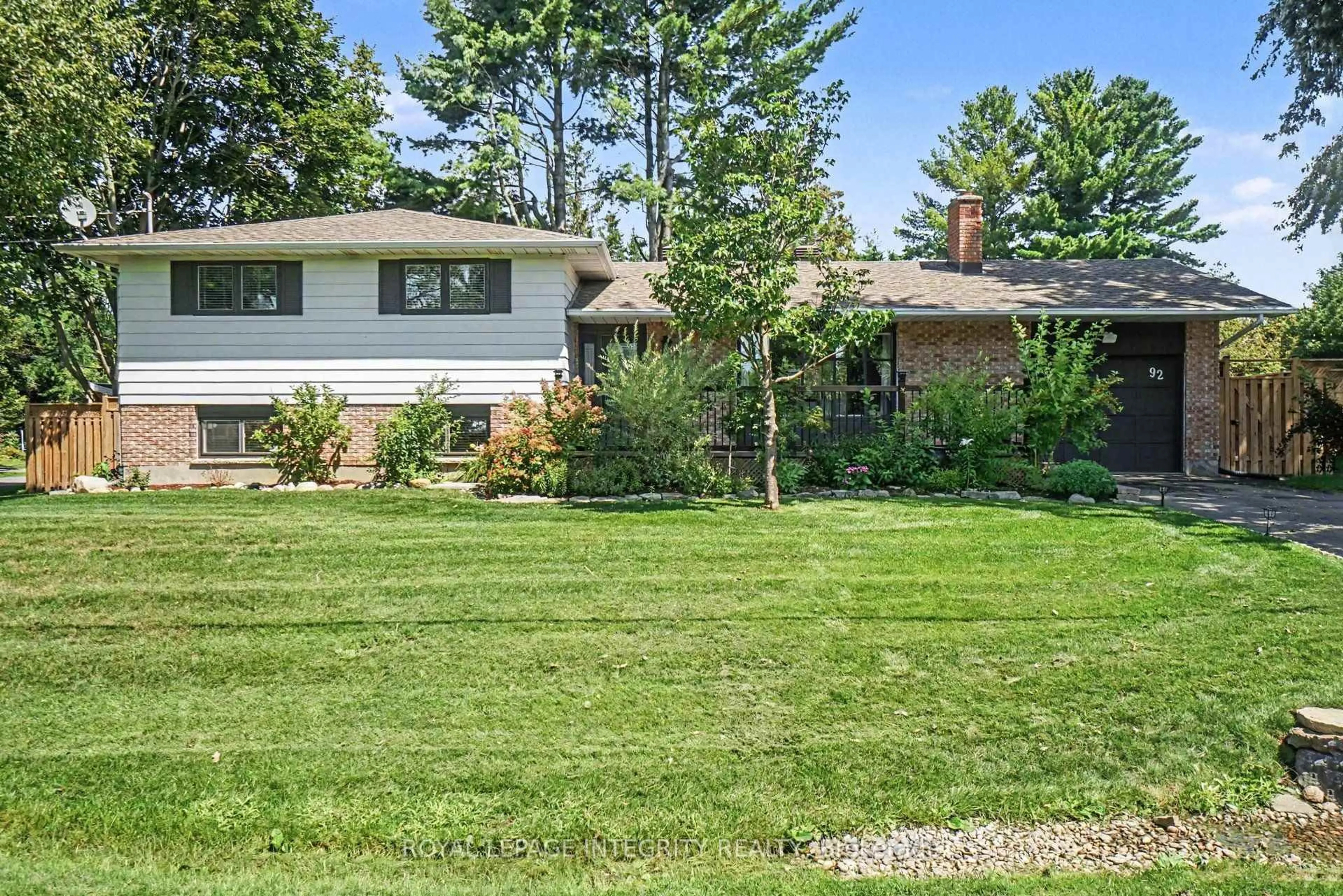 A pic from outside/outdoor area/front of a property/back of a property/a pic from drone, unknown for 92 Lennox St, Richmond Ontario K0A 2Z0
