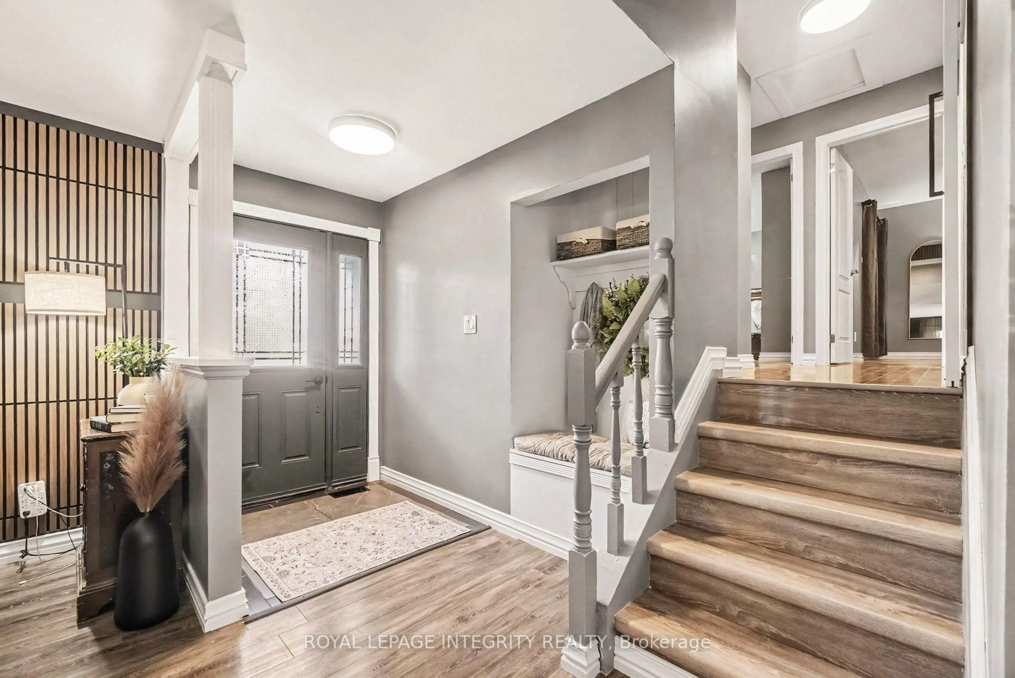 Indoor entryway for 92 Lennox St, Richmond Ontario K0A 2Z0