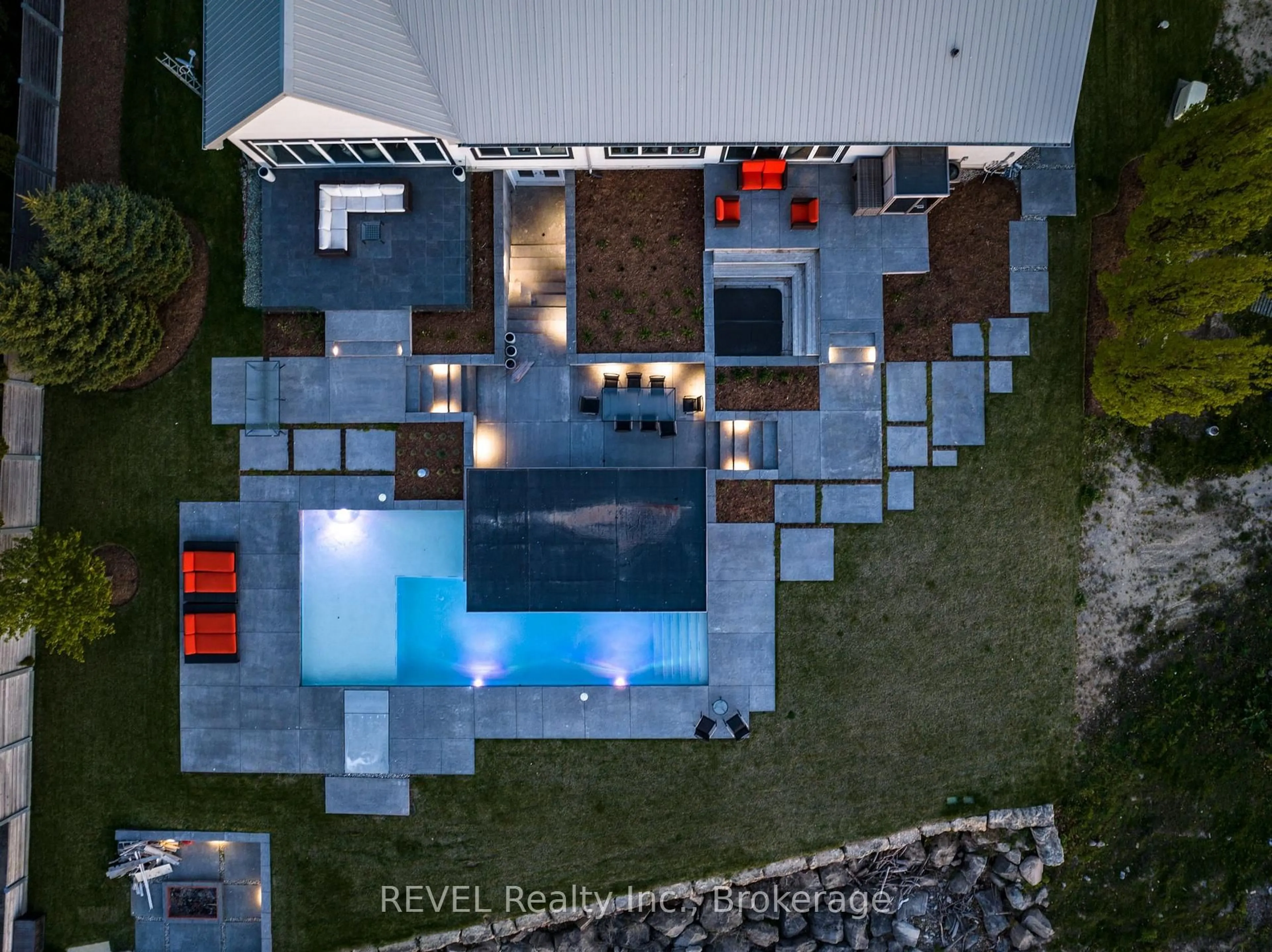 A pic from outside/outdoor area/front of a property/back of a property/a pic from drone, street for 4 FIRELANE 4B, Niagara-on-the-Lake Ontario L0S 1J0