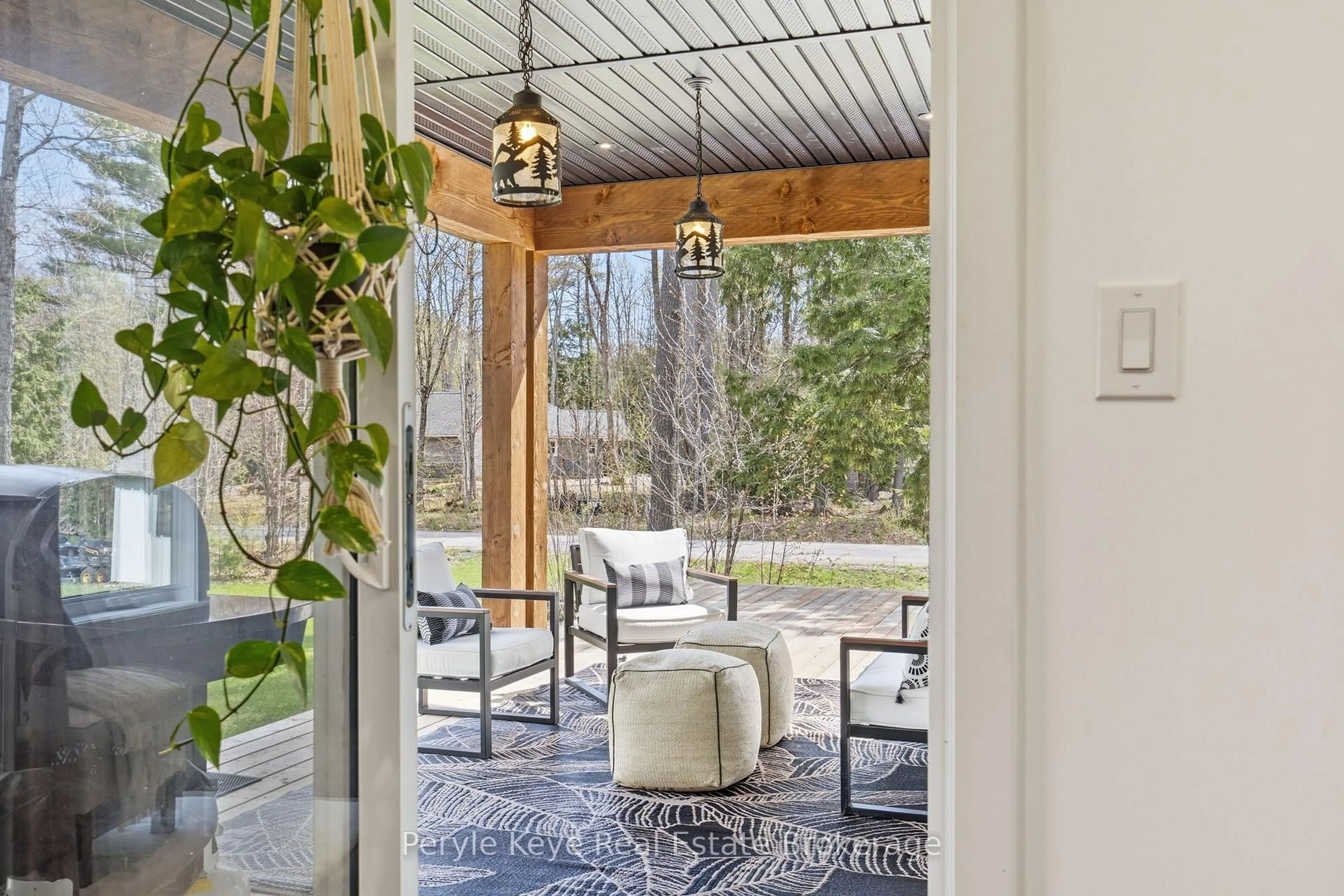 Indoor entryway for 1056 Xavier St, Gravenhurst Ontario P0E 1G0