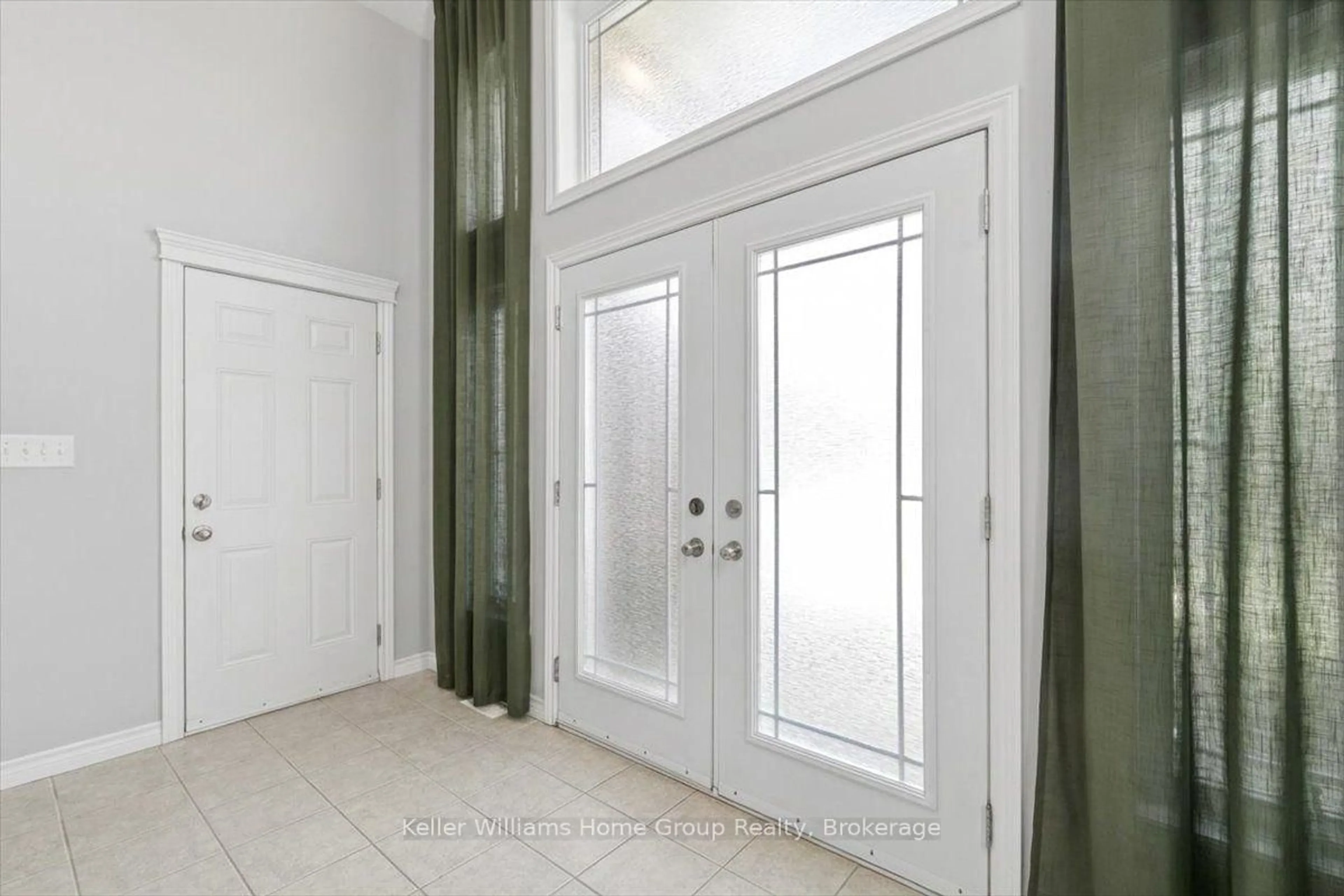 Indoor entryway for 505 Alberta Ave, Woodstock Ontario N4V 1H3