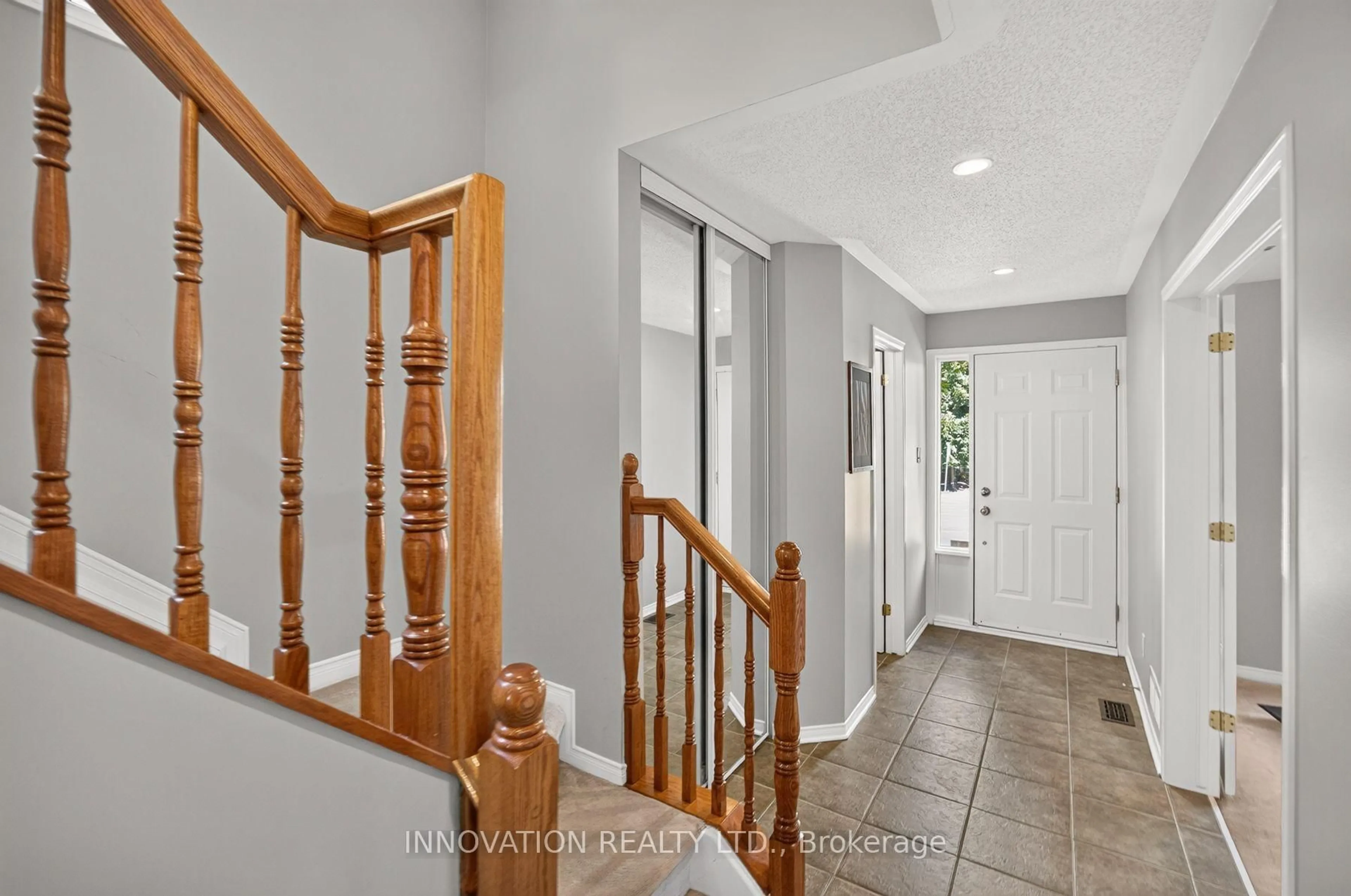 Indoor entryway for 192 Clearview Ave, Ottawa Ontario K1Z 1B8