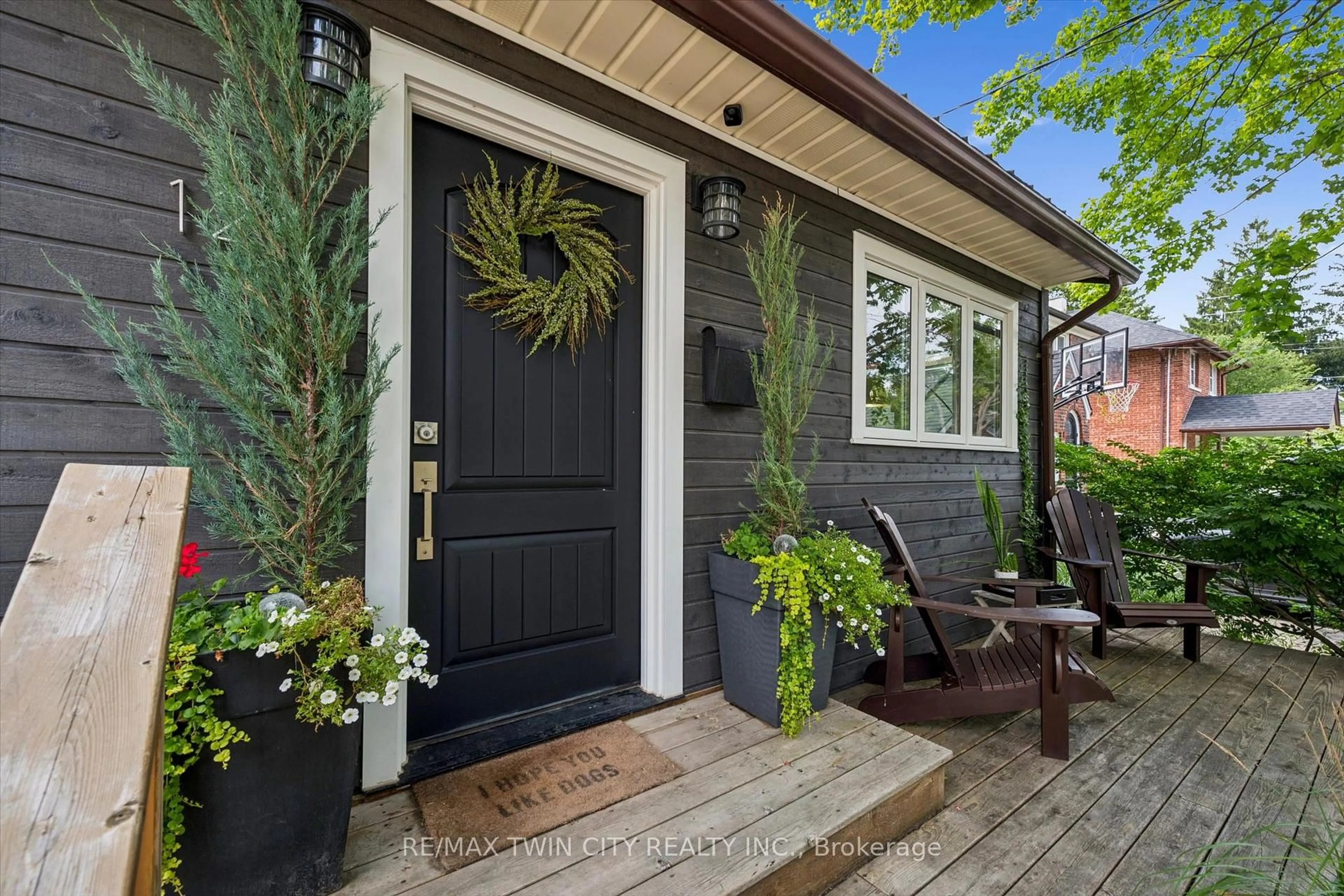Indoor entryway for 121 Belmont Ave, Waterloo Ontario N2L 2A8