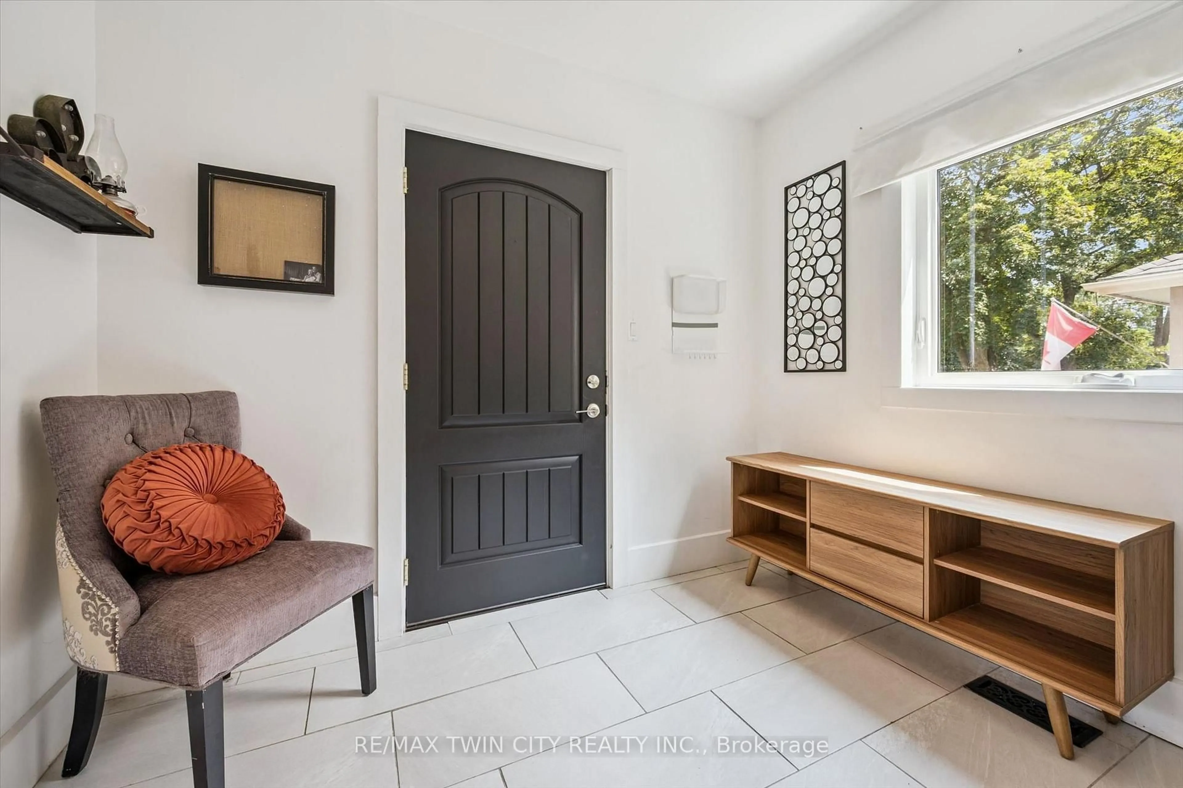 Indoor entryway for 121 Belmont Ave, Waterloo Ontario N2L 2A8