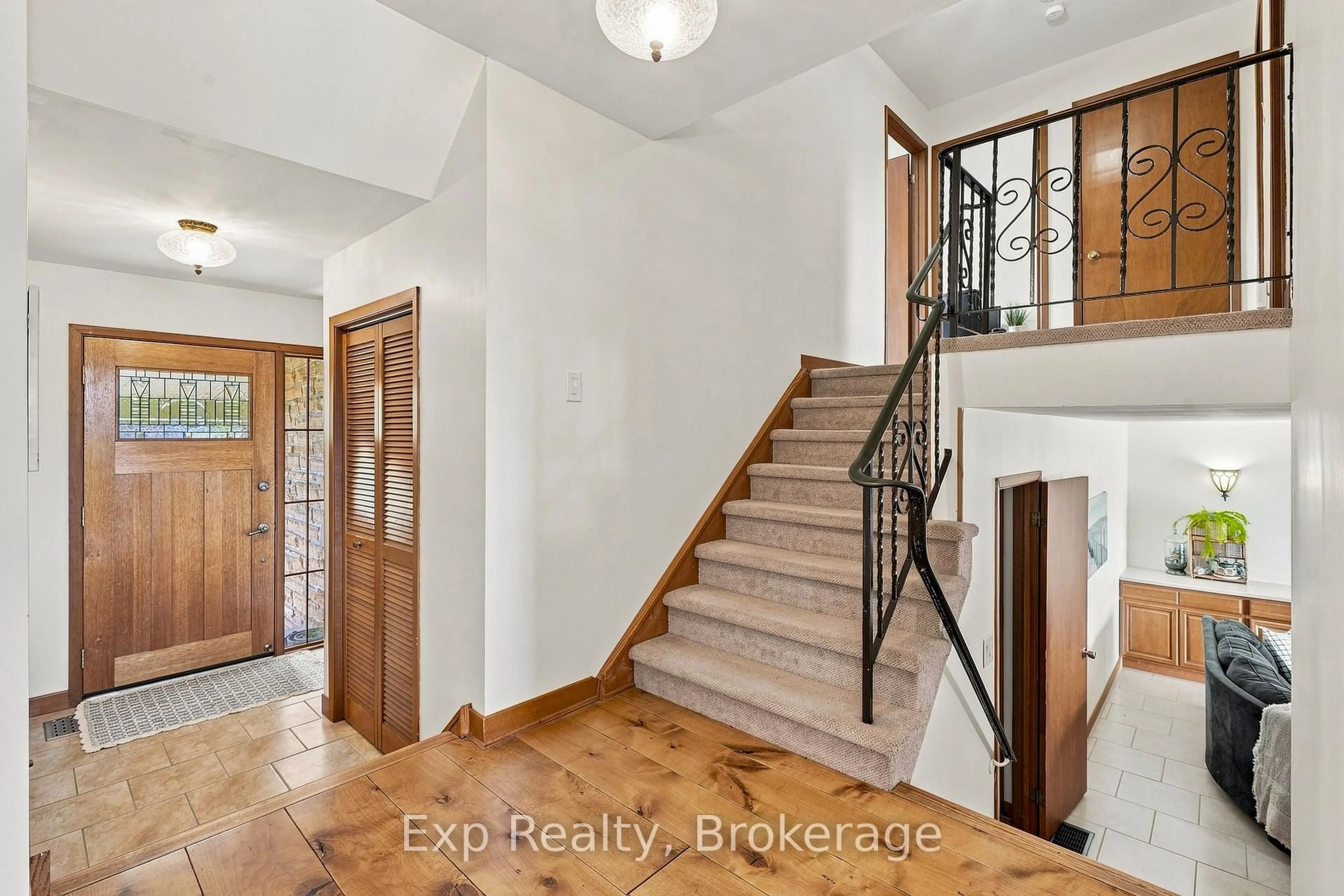 Indoor entryway for 36 Kensington Cres, Belleville Ontario K8P 4T3