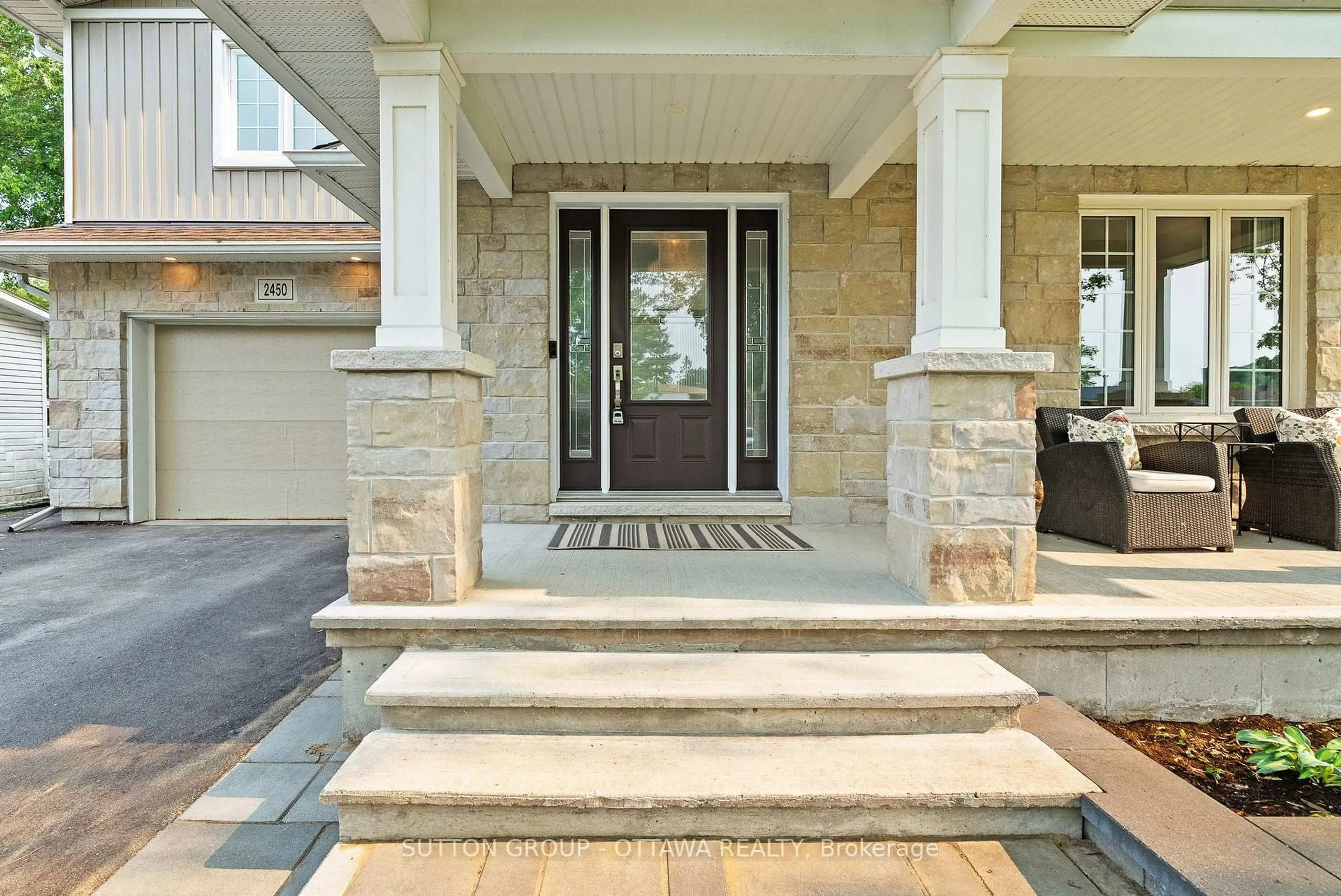 Indoor entryway for 2450 Blackstone Cres, Ottawa Ontario K1B 4H2