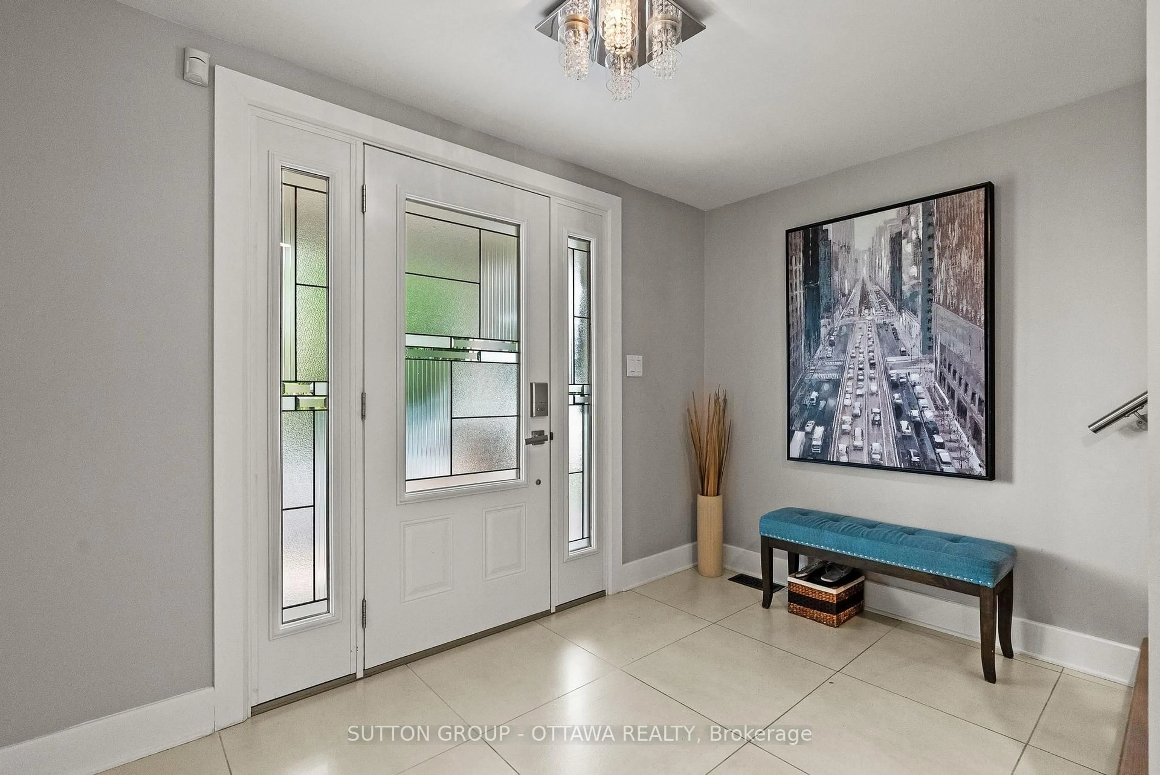 Indoor entryway for 2450 Blackstone Cres, Ottawa Ontario K1B 4H2