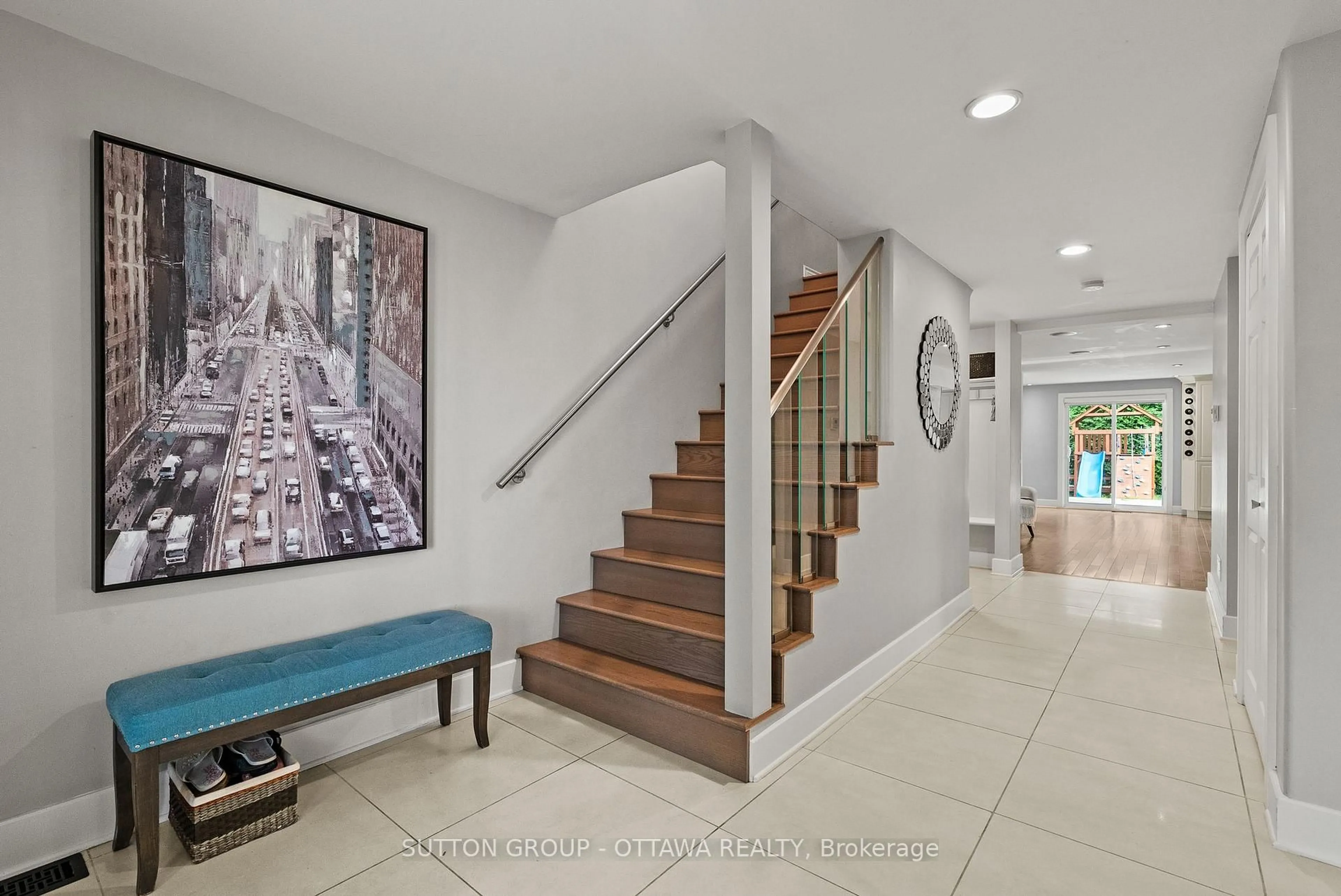 Indoor entryway for 2450 Blackstone Cres, Ottawa Ontario K1B 4H2