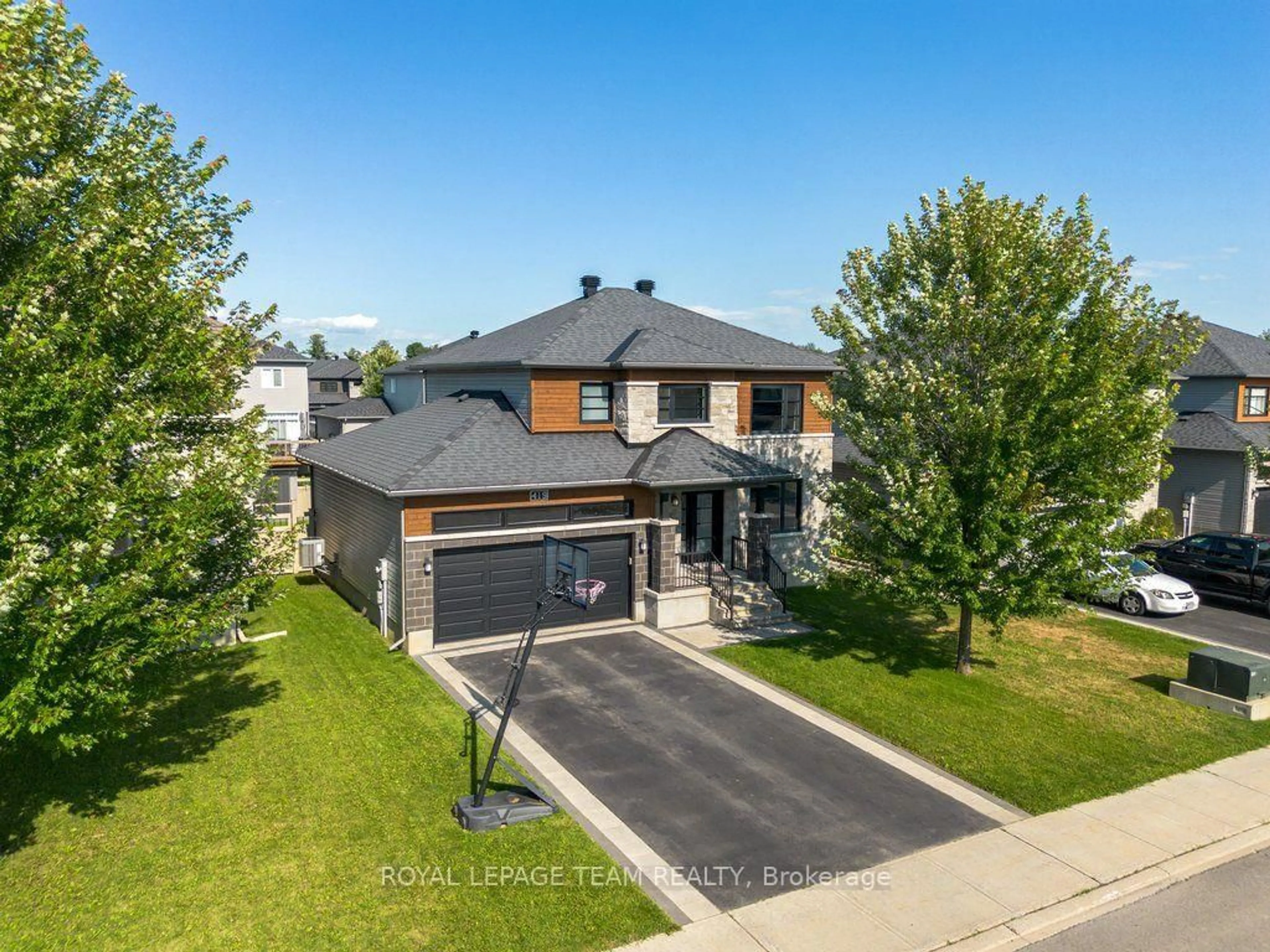 A pic from outside/outdoor area/front of a property/back of a property/a pic from drone, street for 419 Provence Ave, Russell Ontario K0A 1W0
