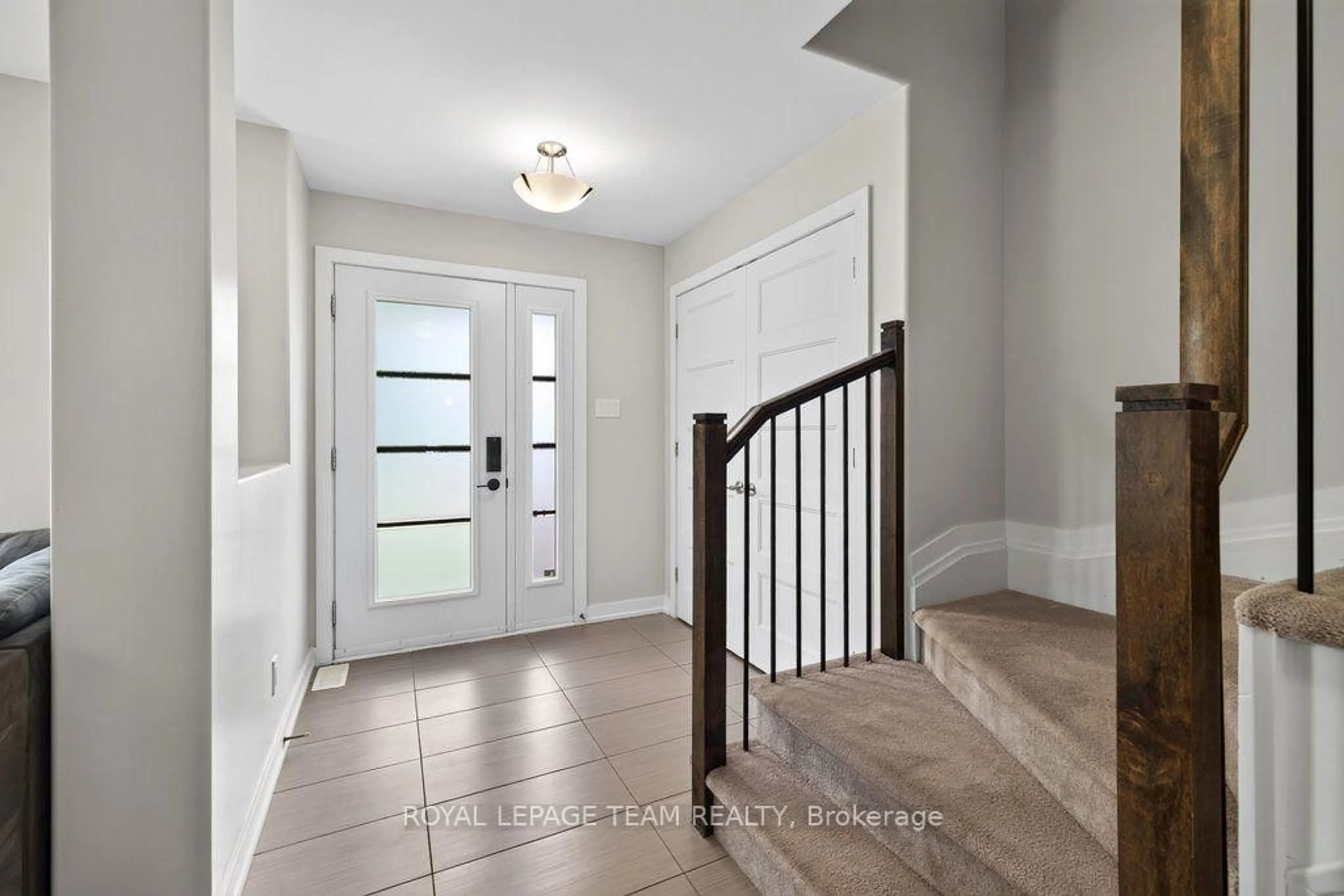 Indoor entryway for 419 Provence Ave, Russell Ontario K0A 1W0