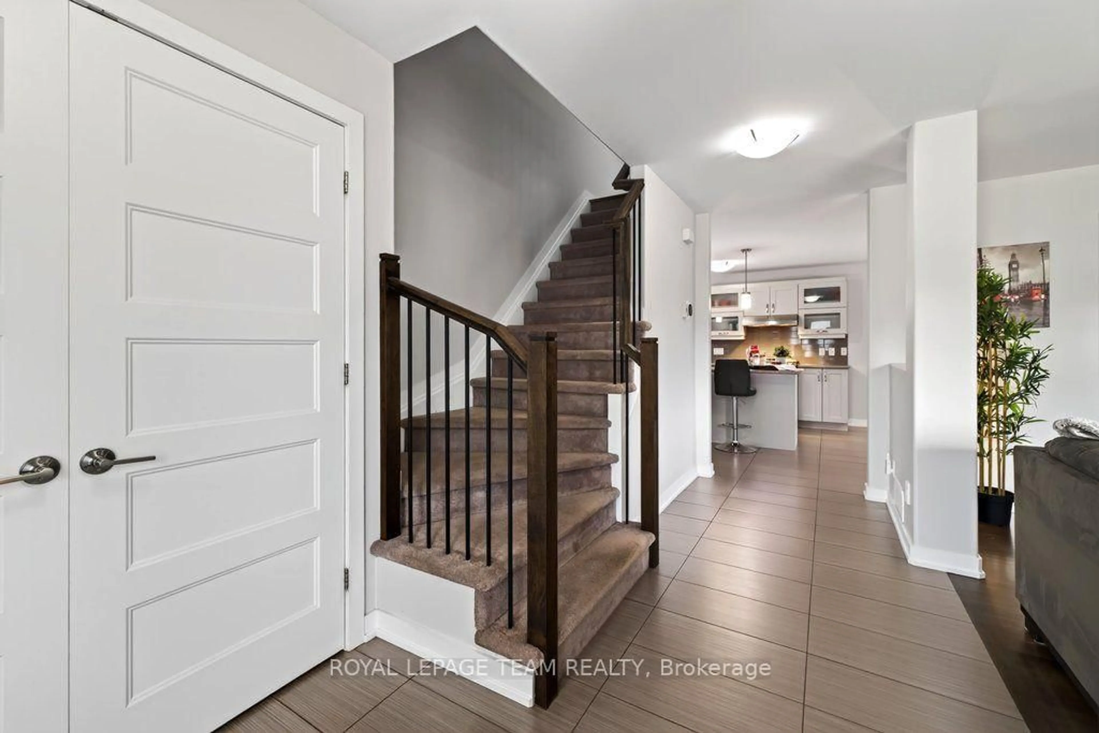 Indoor entryway for 419 Provence Ave, Russell Ontario K0A 1W0