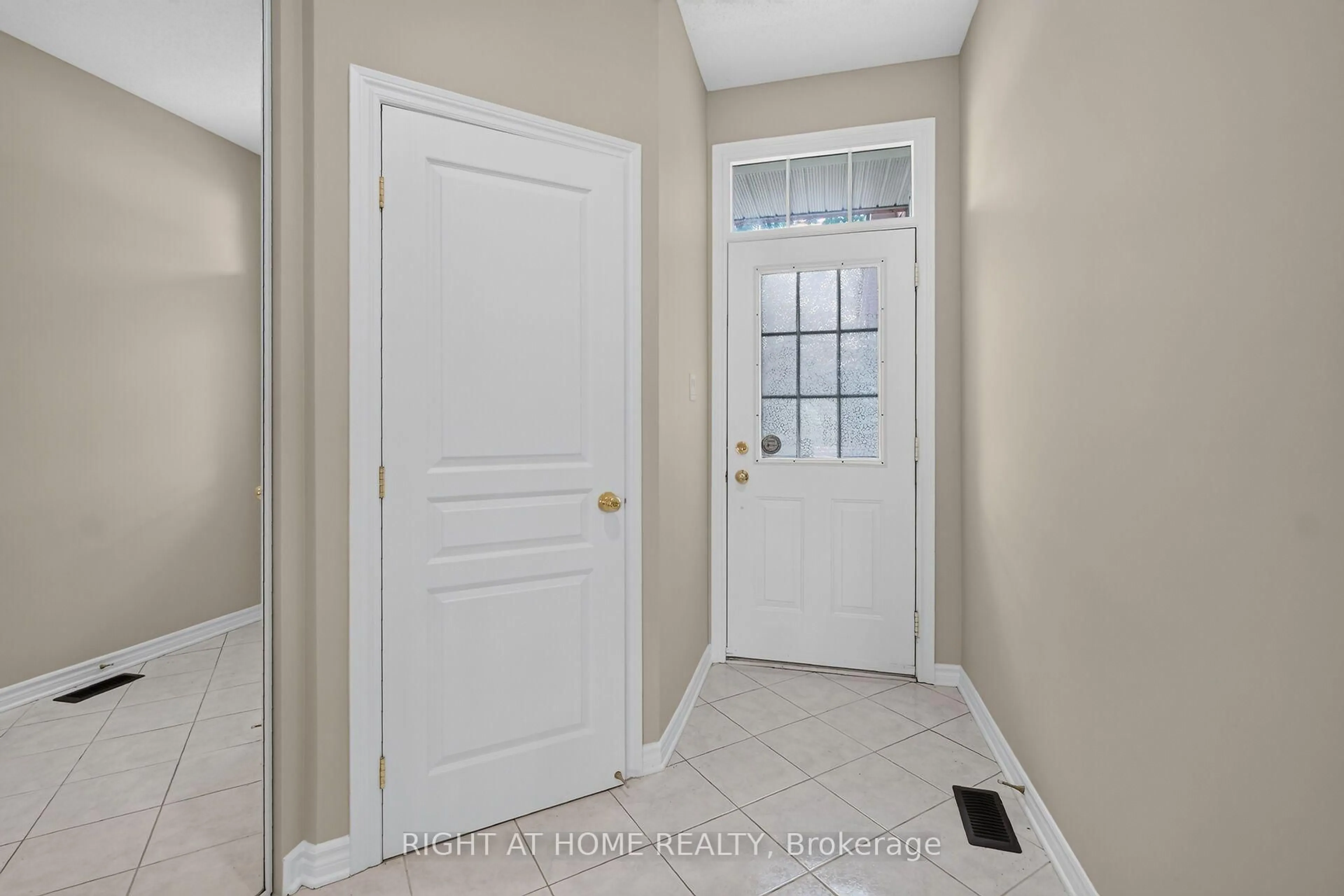 Indoor entryway for 2022 Melette Cres, Ottawa Ontario K4A 4X1
