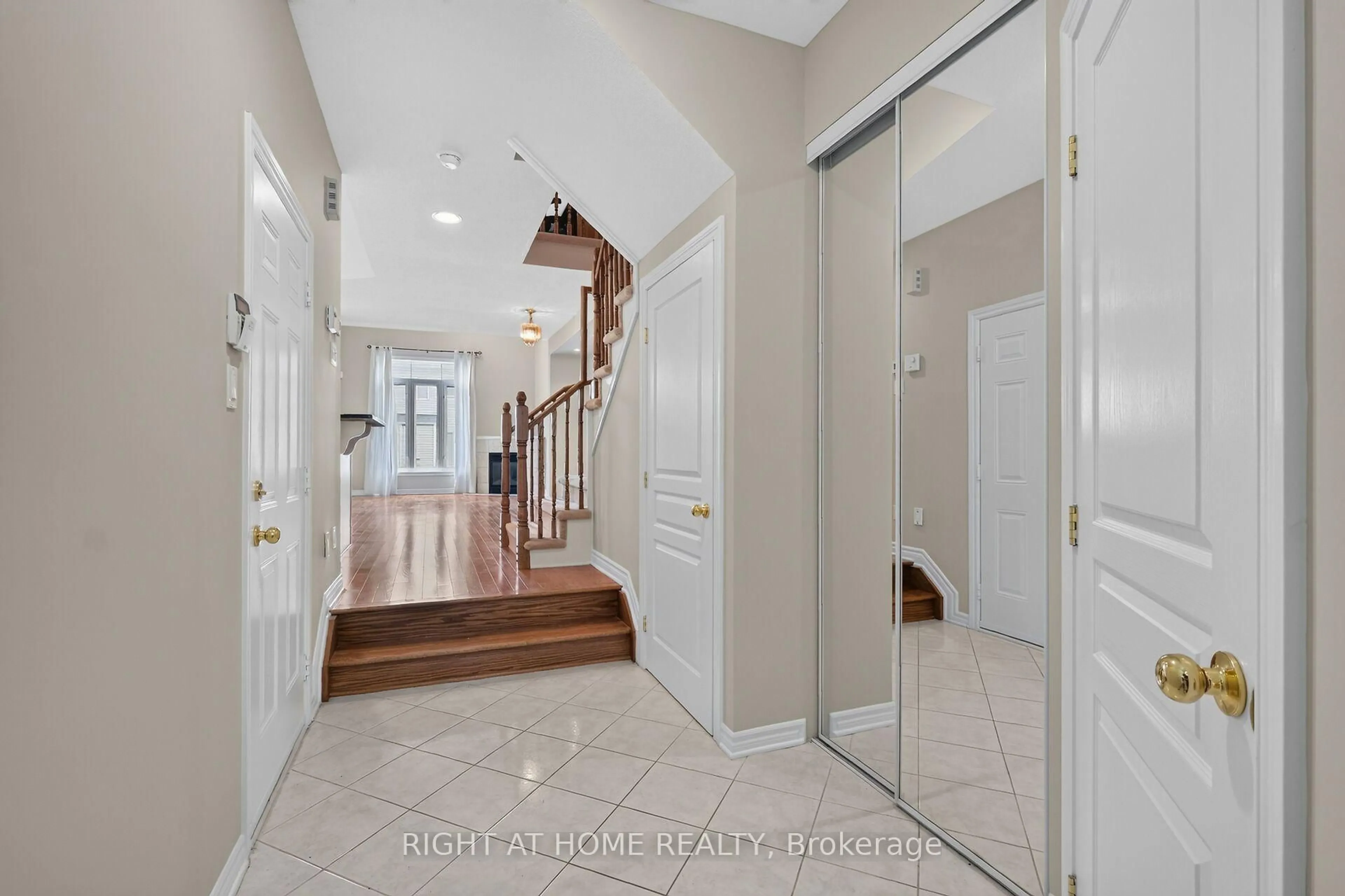 Indoor entryway for 2022 Melette Cres, Ottawa Ontario K4A 4X1