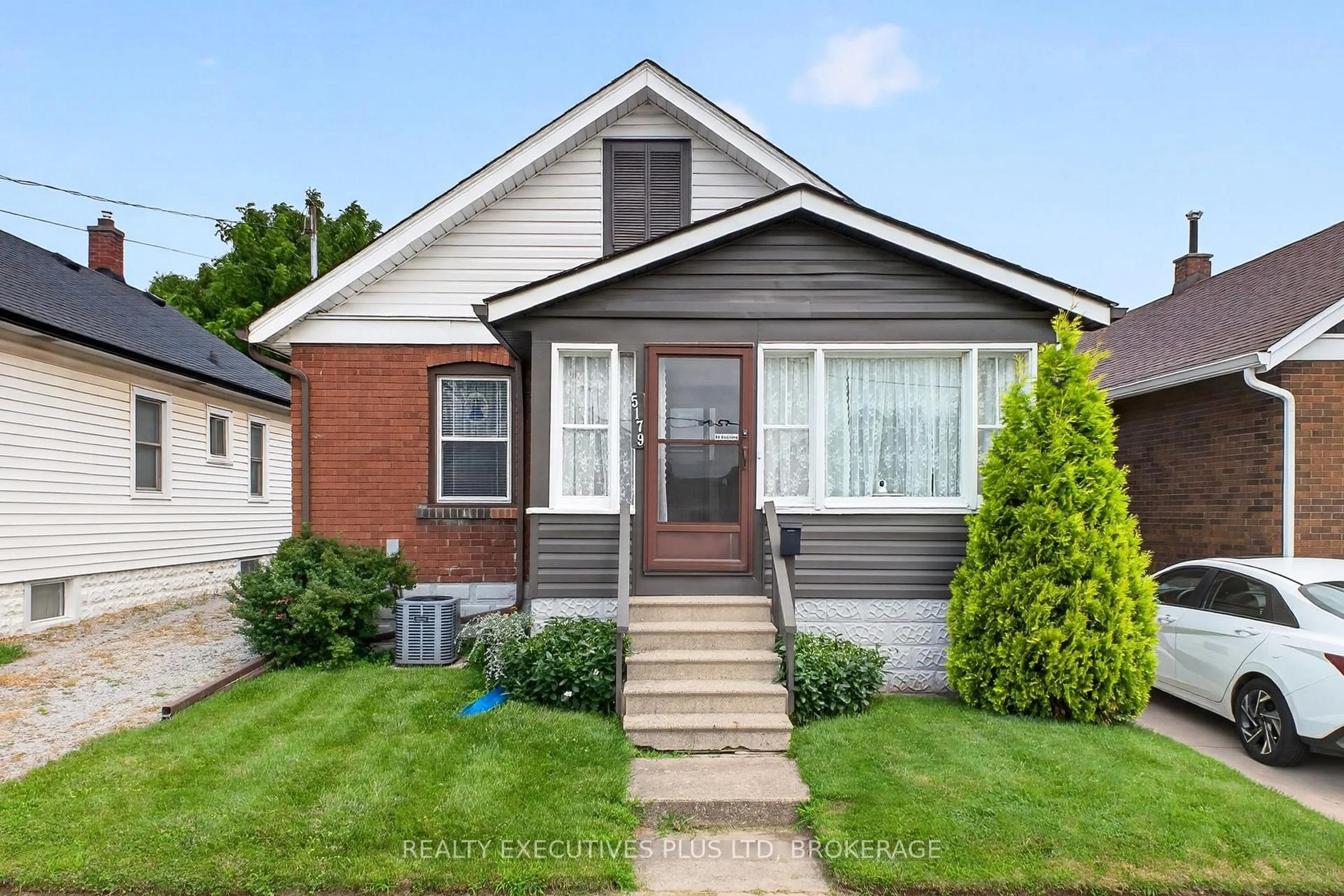 Home with vinyl exterior material, street for 5179 HURON St, Niagara Falls Ontario L2E 2K2