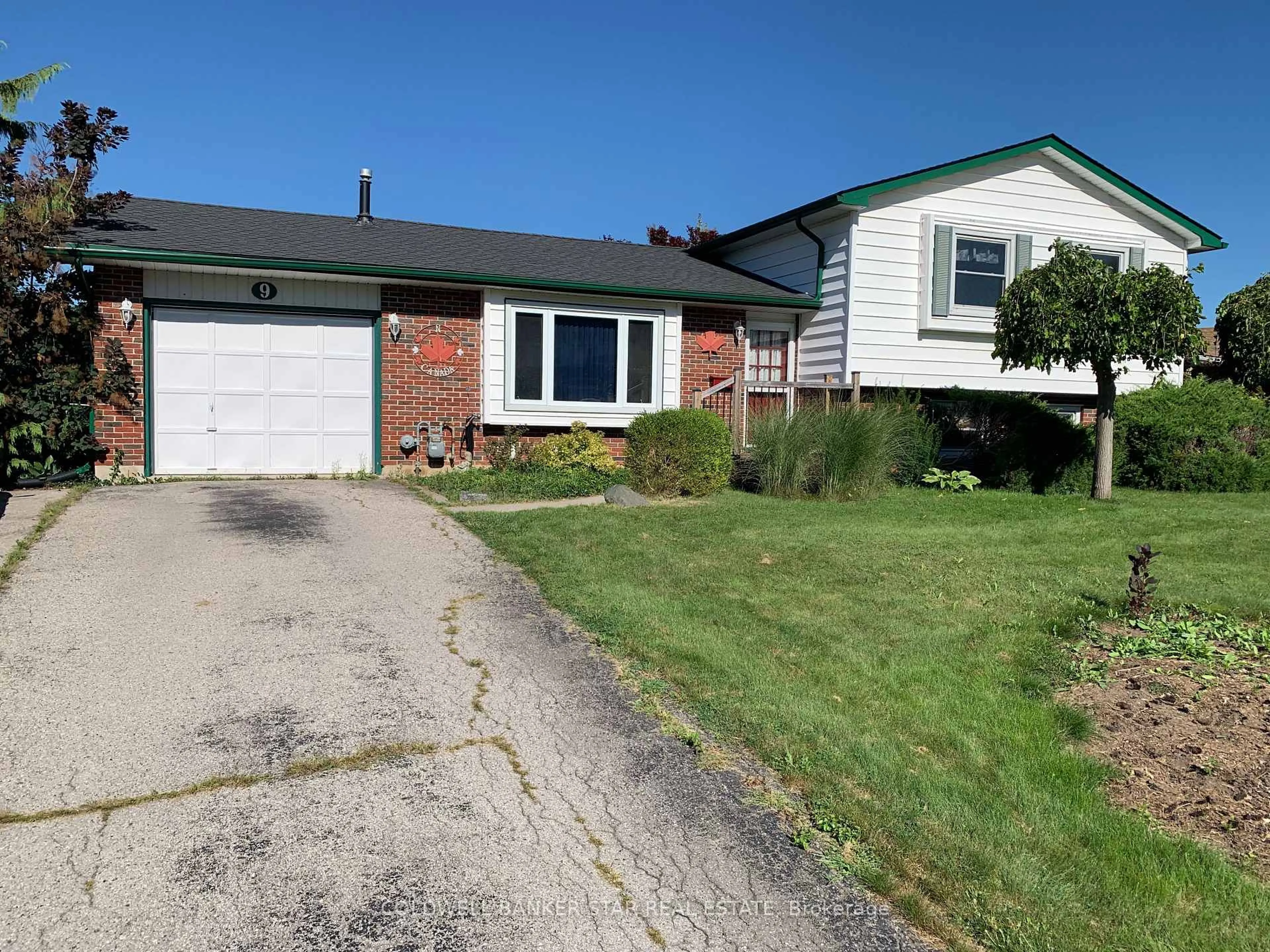 Home with vinyl exterior material, street for 9 Lakeview Circ, St. Thomas Ontario N5P 4B3
