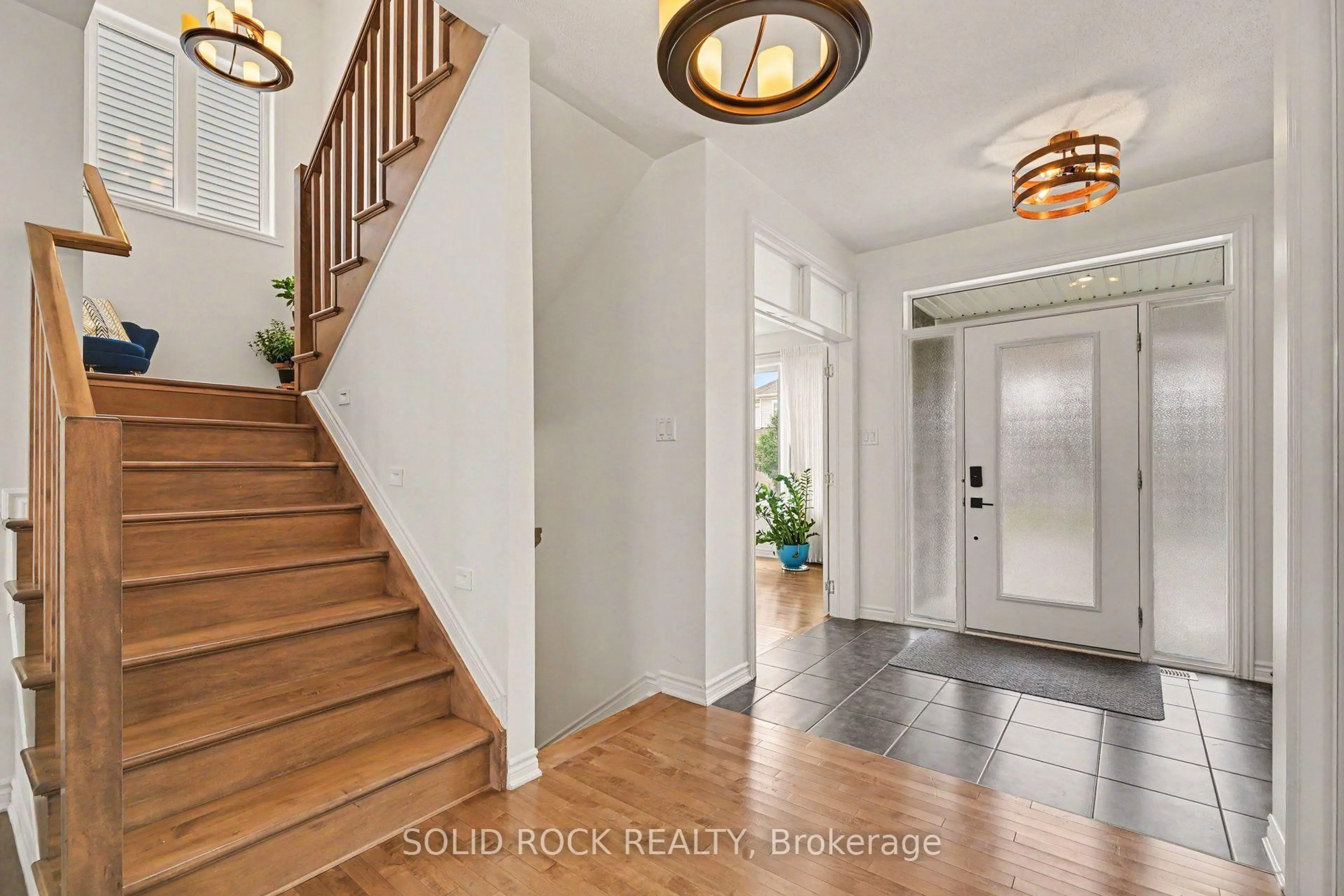 Indoor entryway for 1011 Carden Lane, Ottawa Ontario K1W 0N3