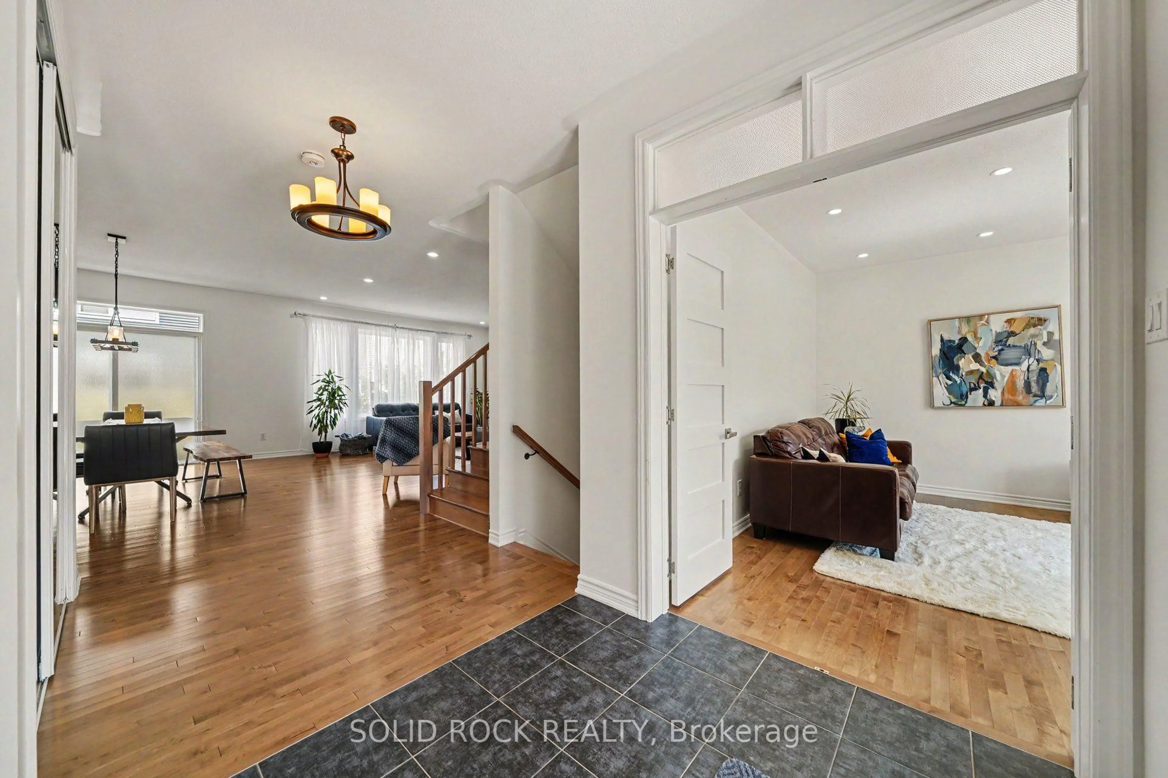 Indoor entryway for 1011 Carden Lane, Ottawa Ontario K1W 0N3