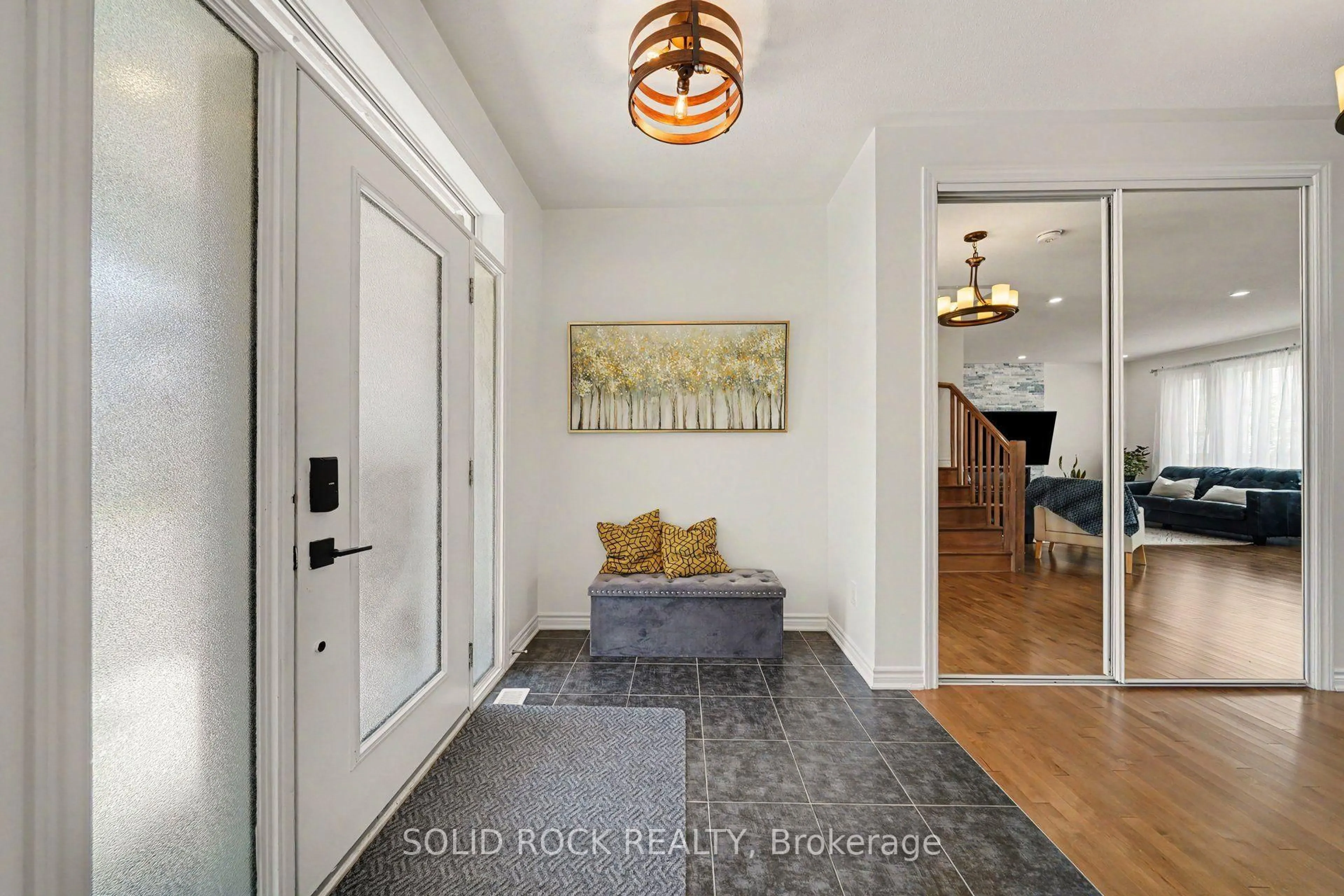 Indoor entryway for 1011 Carden Lane, Ottawa Ontario K1W 0N3