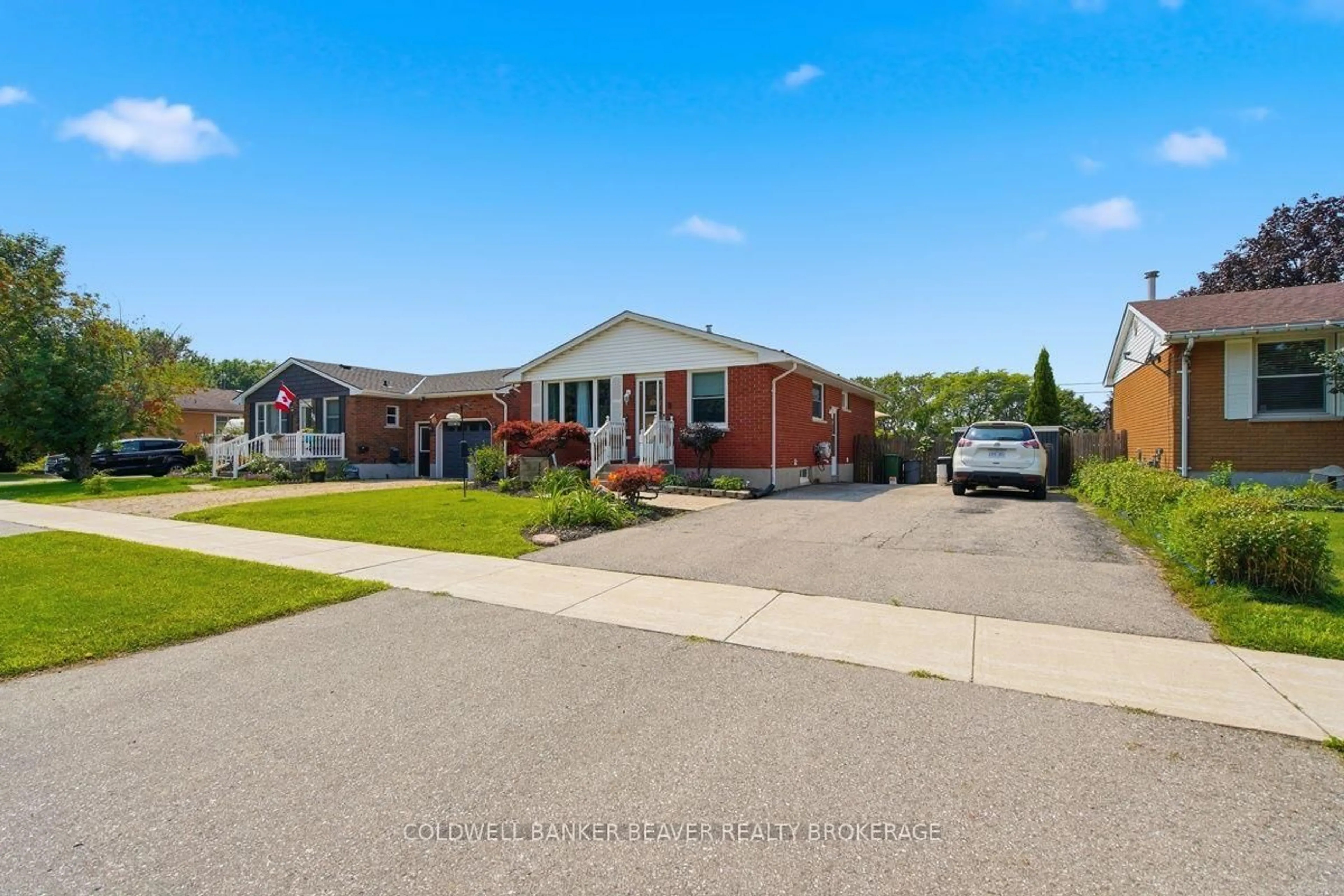 A pic from outside/outdoor area/front of a property/back of a property/a pic from drone, street for 172 Fairview Ave, St. Thomas Ontario N5R 4Y1