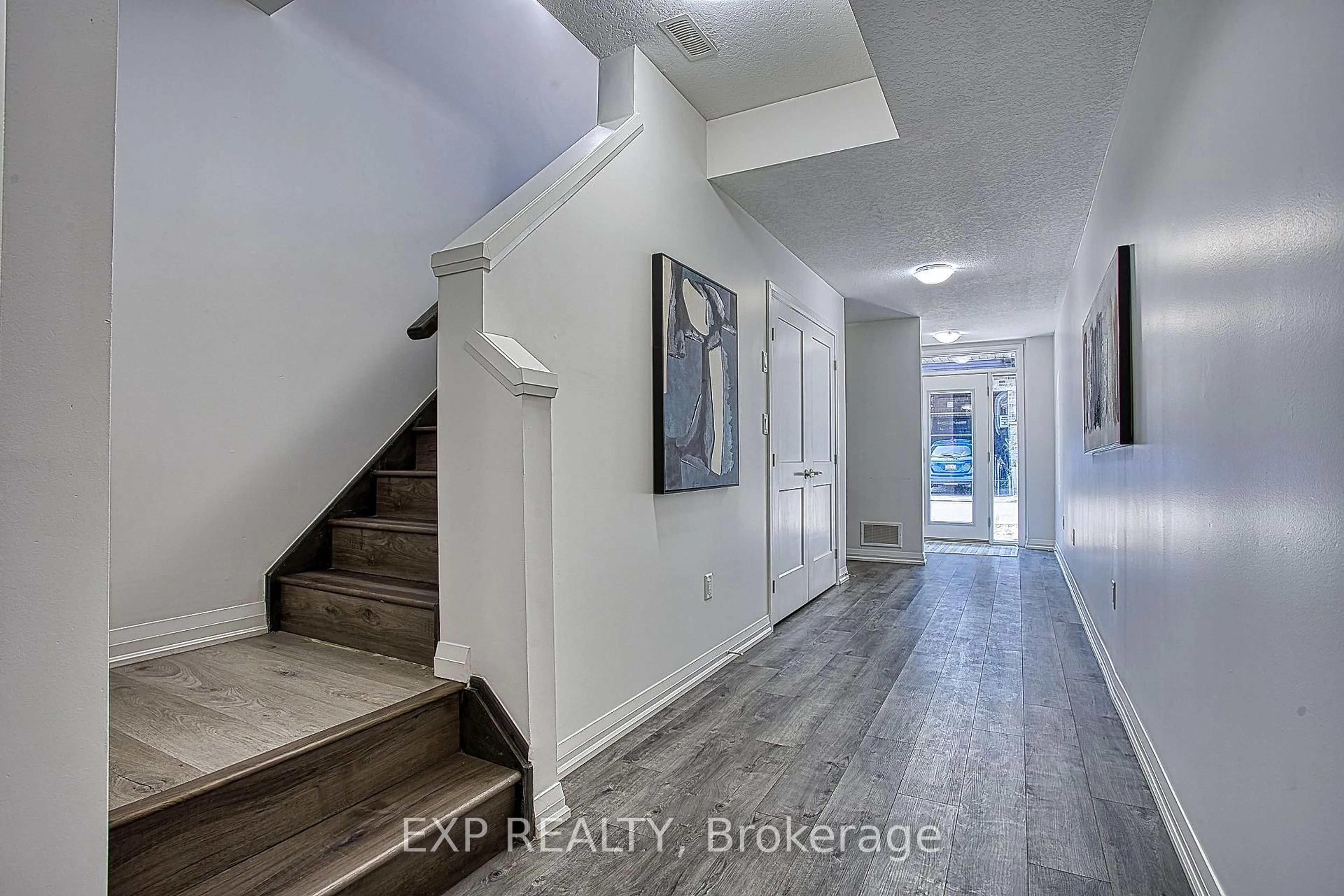 Indoor entryway for 5000 Connor Dr #25, Lincoln Ontario L3J 0T4