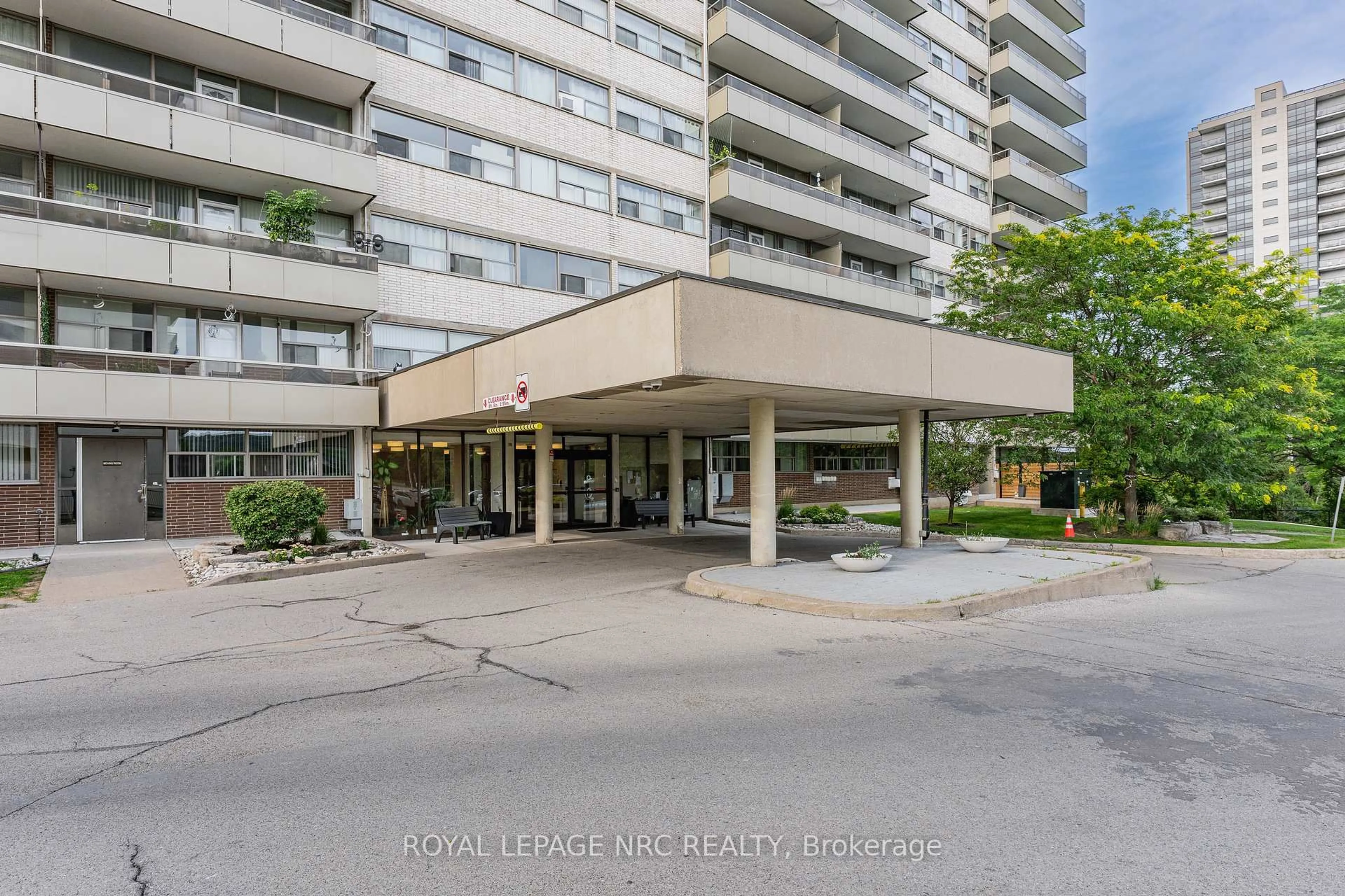 Indoor foyer for 215 Glenridge Ave #1510, St. Catharines Ontario L2T 3J7