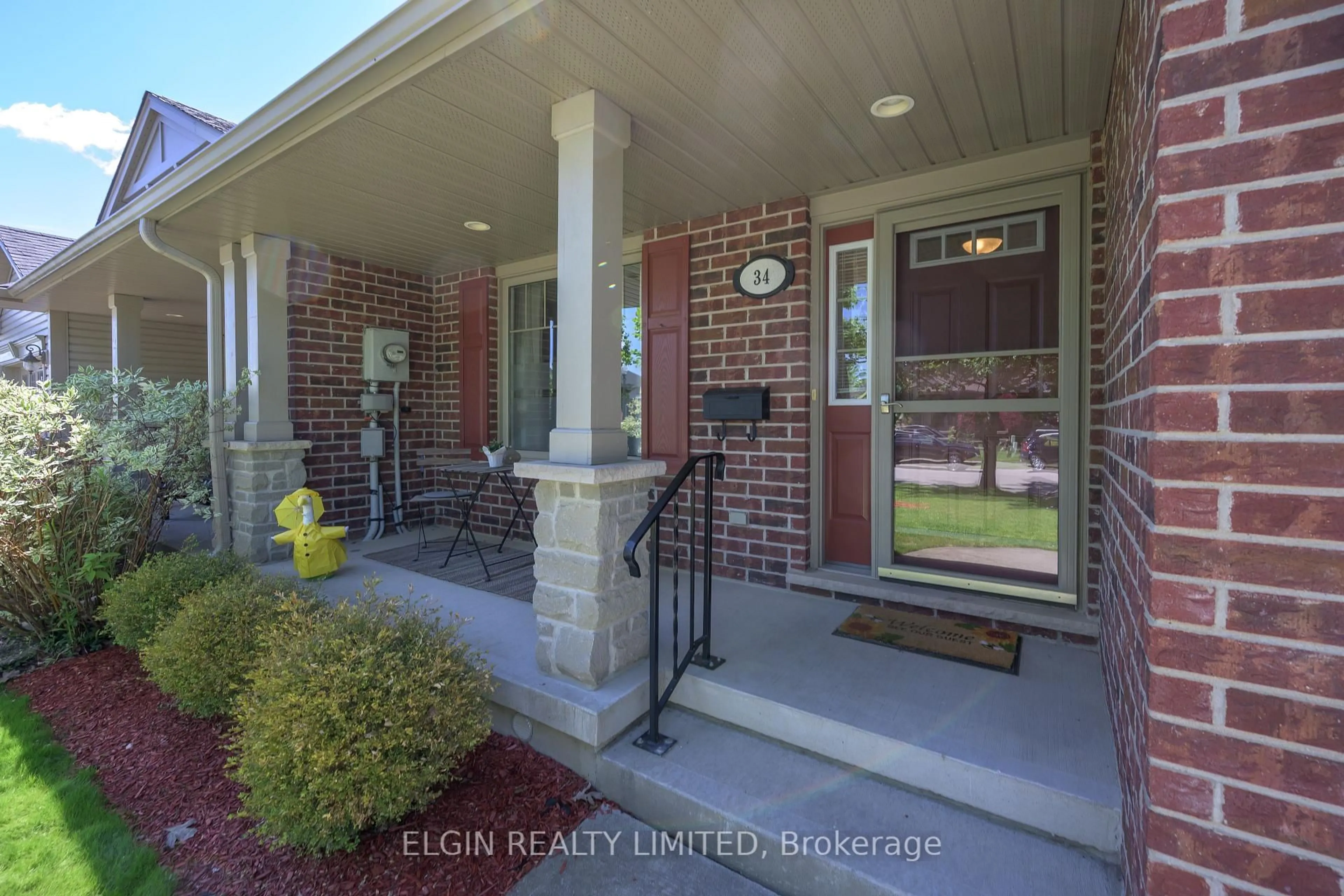 Indoor entryway for 34 Pear Tree Ave, St. Thomas Ontario N5R 0B5