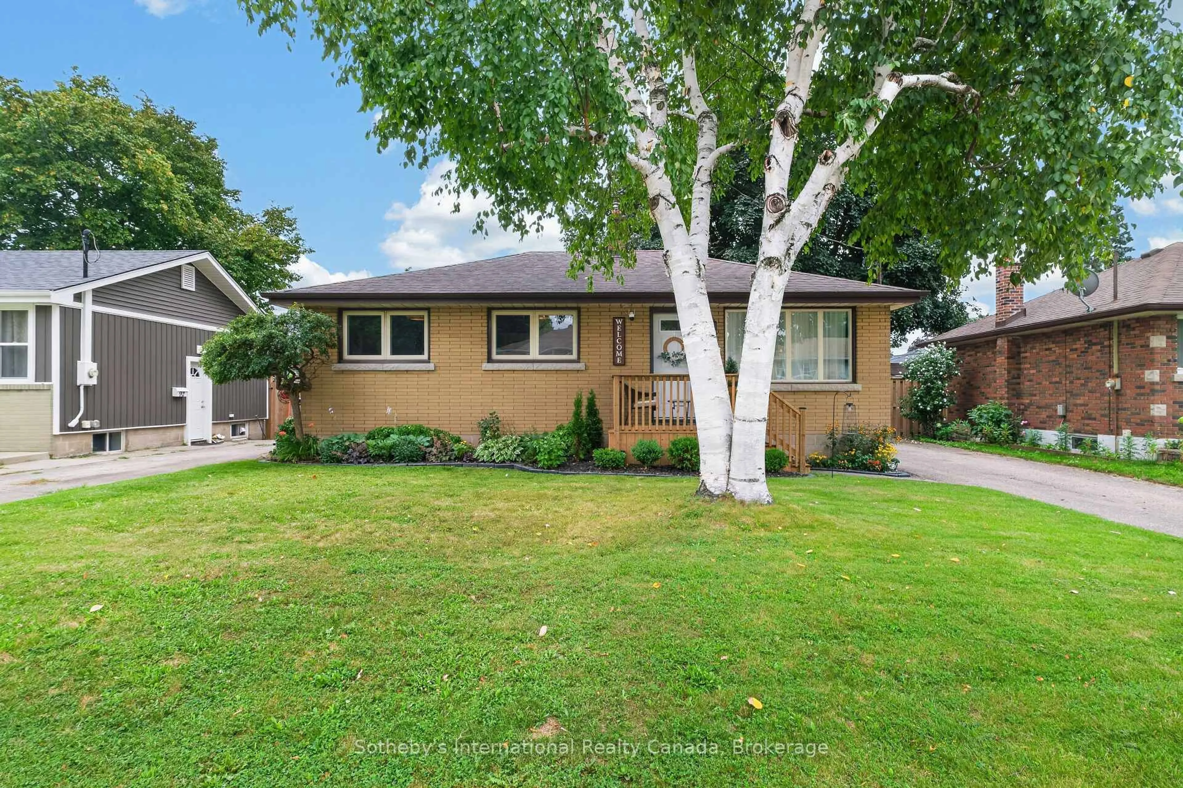 Home with vinyl exterior material, street for 94 Ninth Ave, Brantford Ontario N3S 1E5