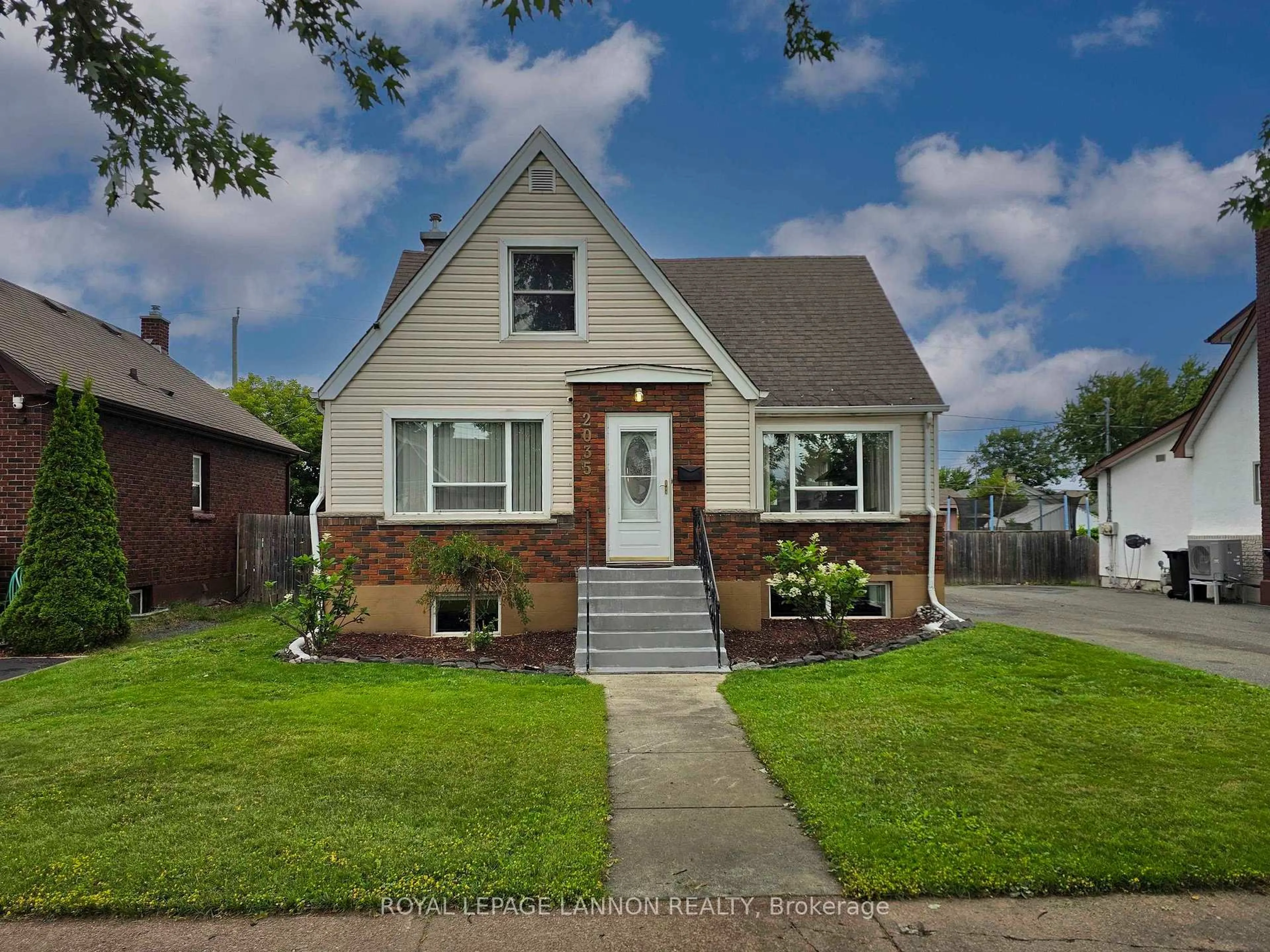 Home with brick exterior material, street for 2035 Hamilton Ave, Thunder Bay Ontario P7E 4Y3