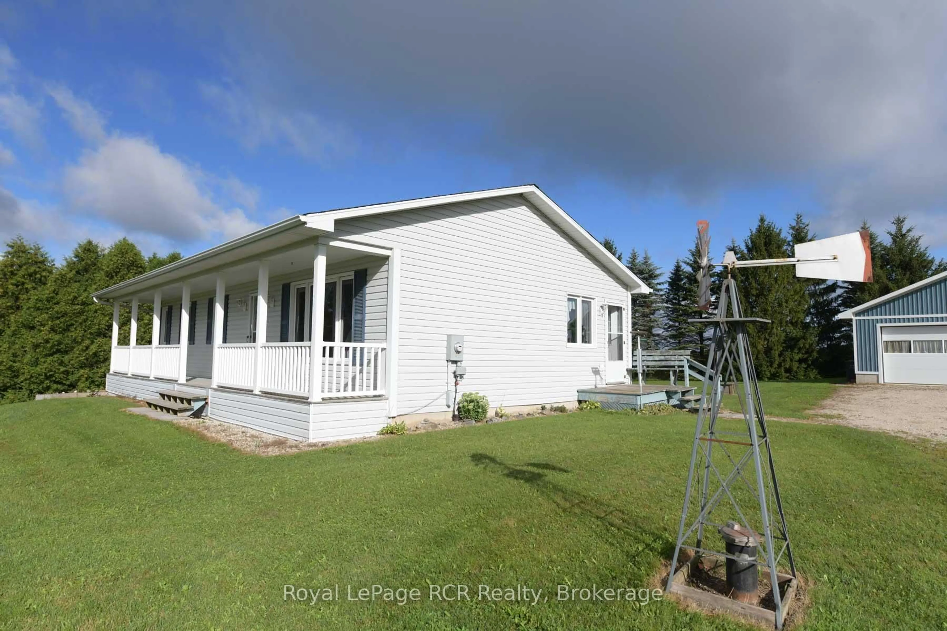 Home with vinyl exterior material, building for 145379 SOUTHGATE ROAD 14 Rd, Southgate Ontario N0C 1B0