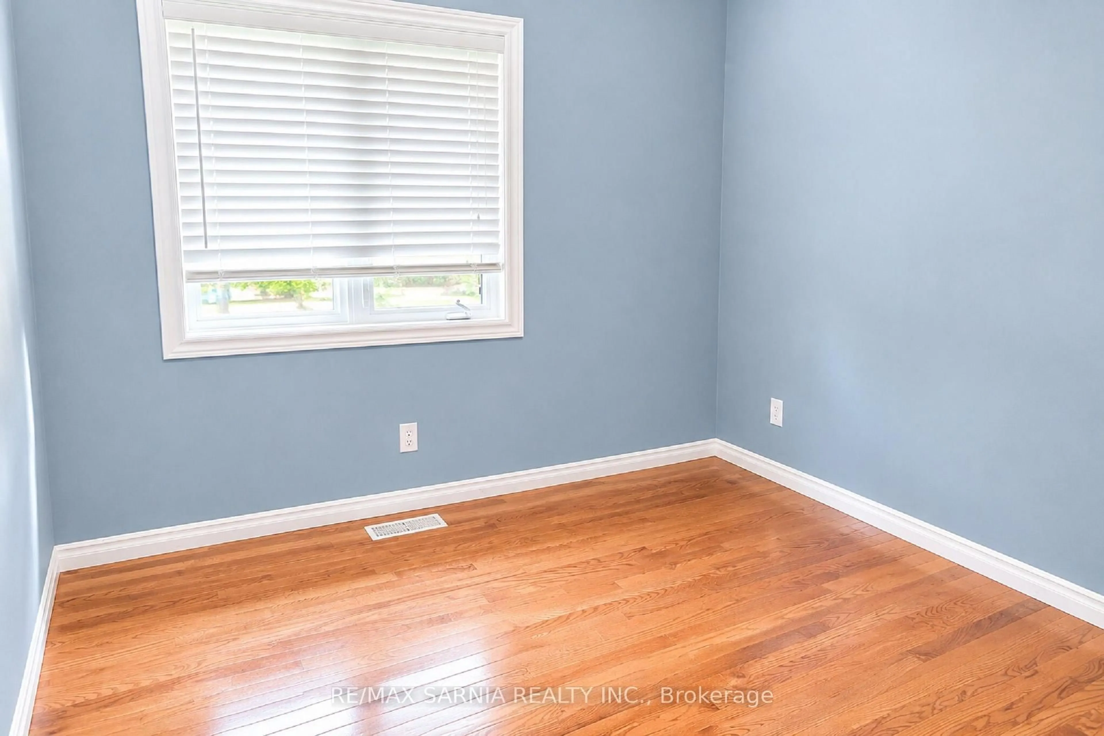 A pic of a room for 154 Semenyn Ave #27, Chatham-Kent Ontario N7L 3S1