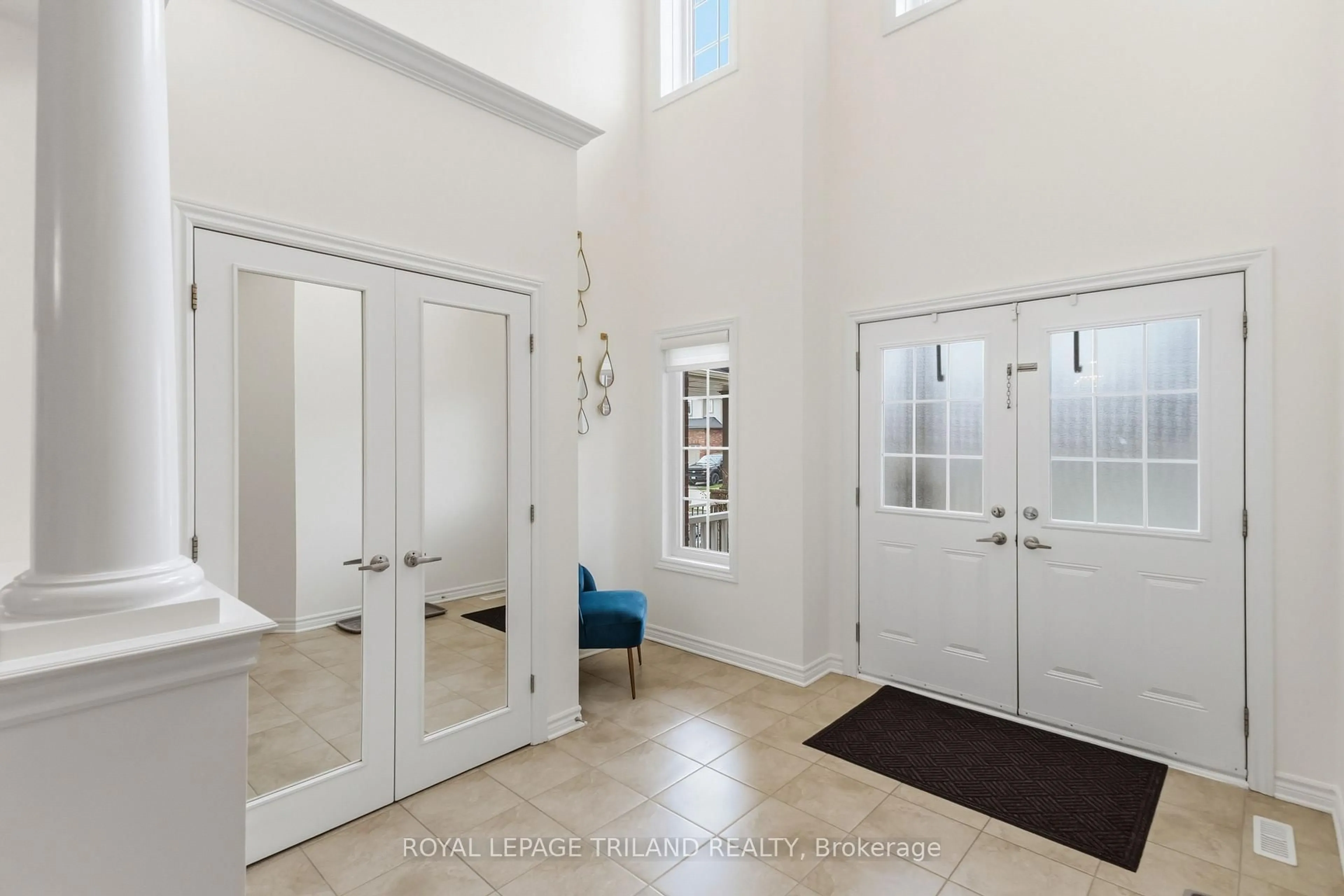 Indoor entryway for 860 Kettleridge St, London North Ontario N6H 0E7