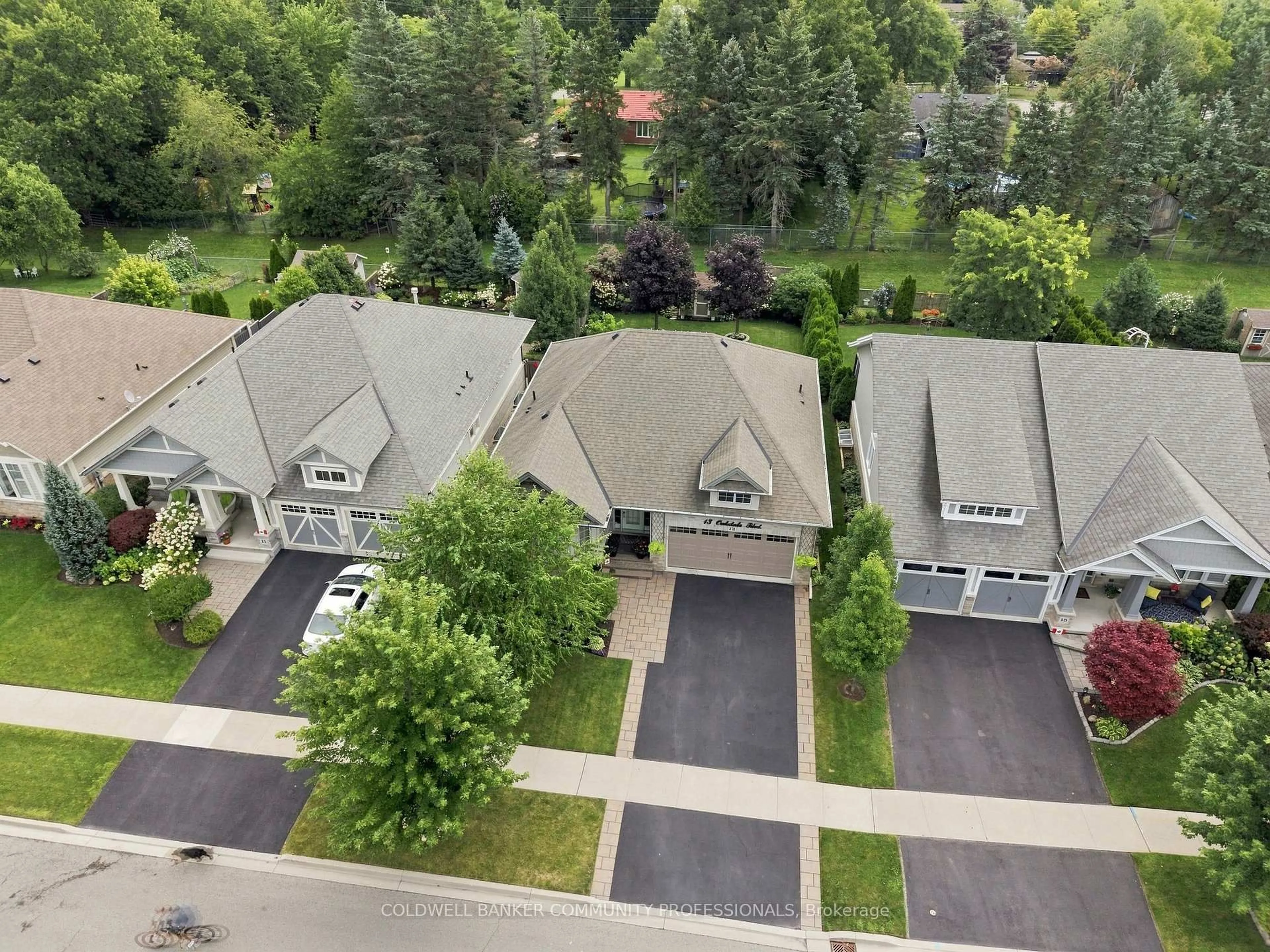 A pic from outside/outdoor area/front of a property/back of a property/a pic from drone, unknown for 13 Oakdale Blvd, West Lincoln Ontario L0R 2A0