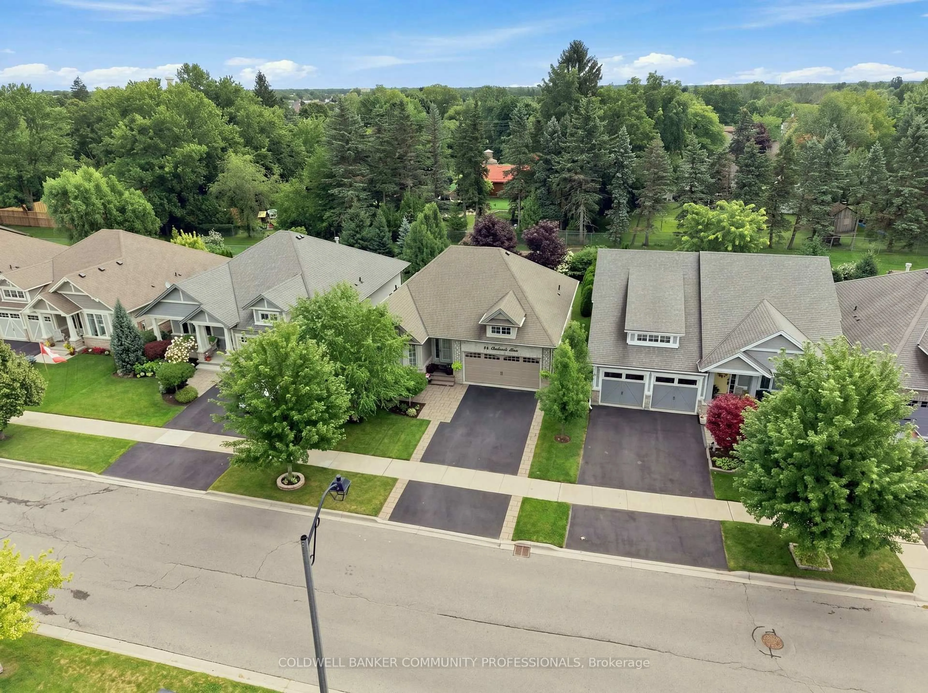 A pic from outside/outdoor area/front of a property/back of a property/a pic from drone, street for 13 Oakdale Blvd, West Lincoln Ontario L0R 2A0