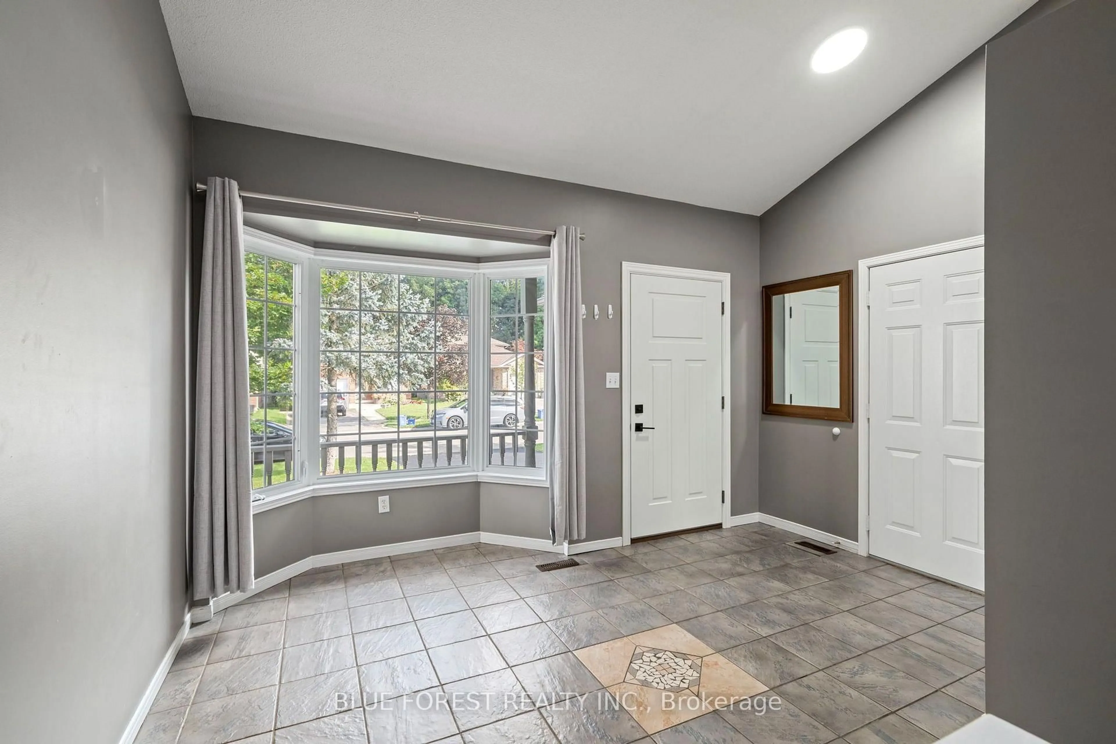 Indoor entryway for 1387 Idylwood Rd, London East Ontario N5V 3V3