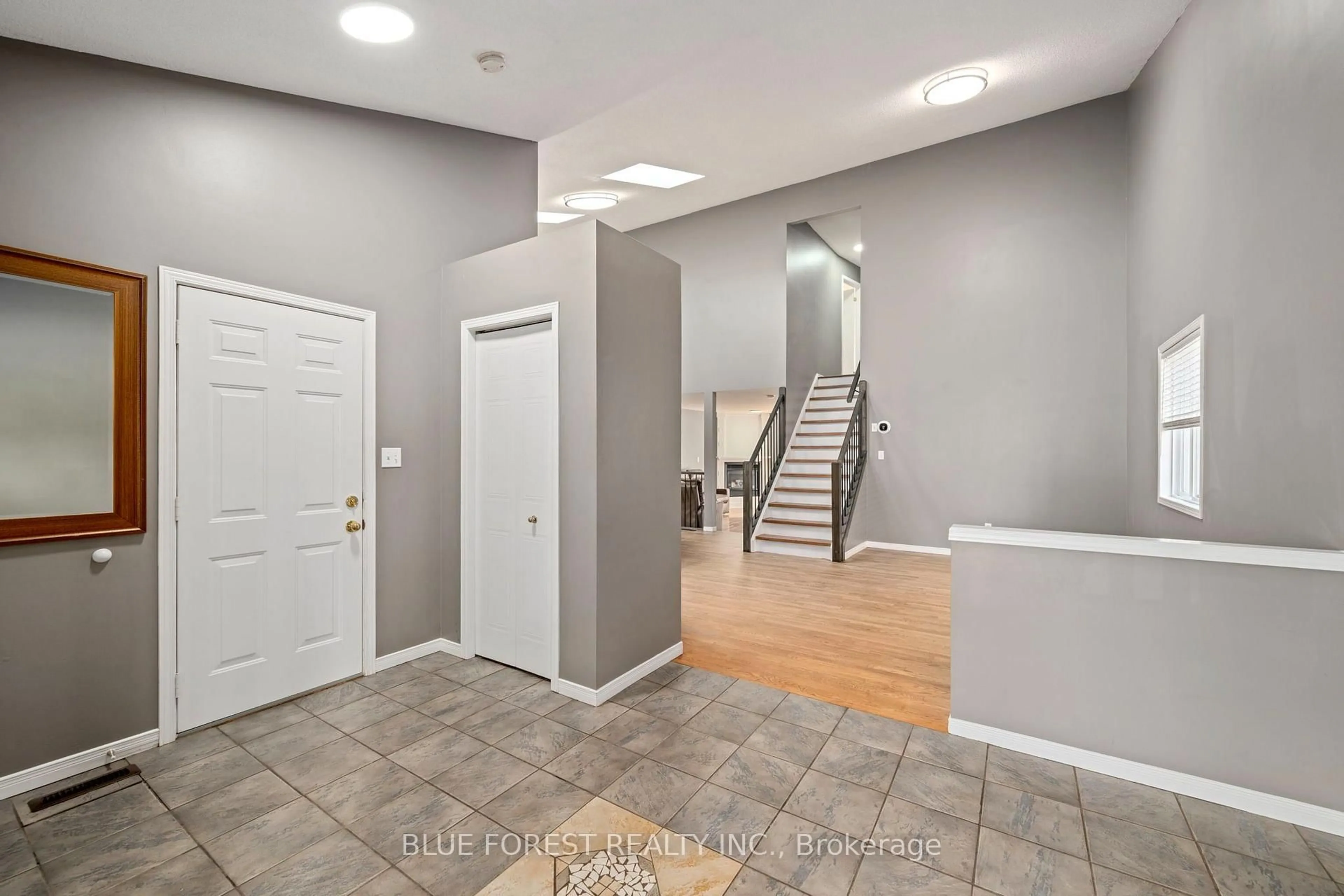 Indoor entryway for 1387 Idylwood Rd, London East Ontario N5V 3V3