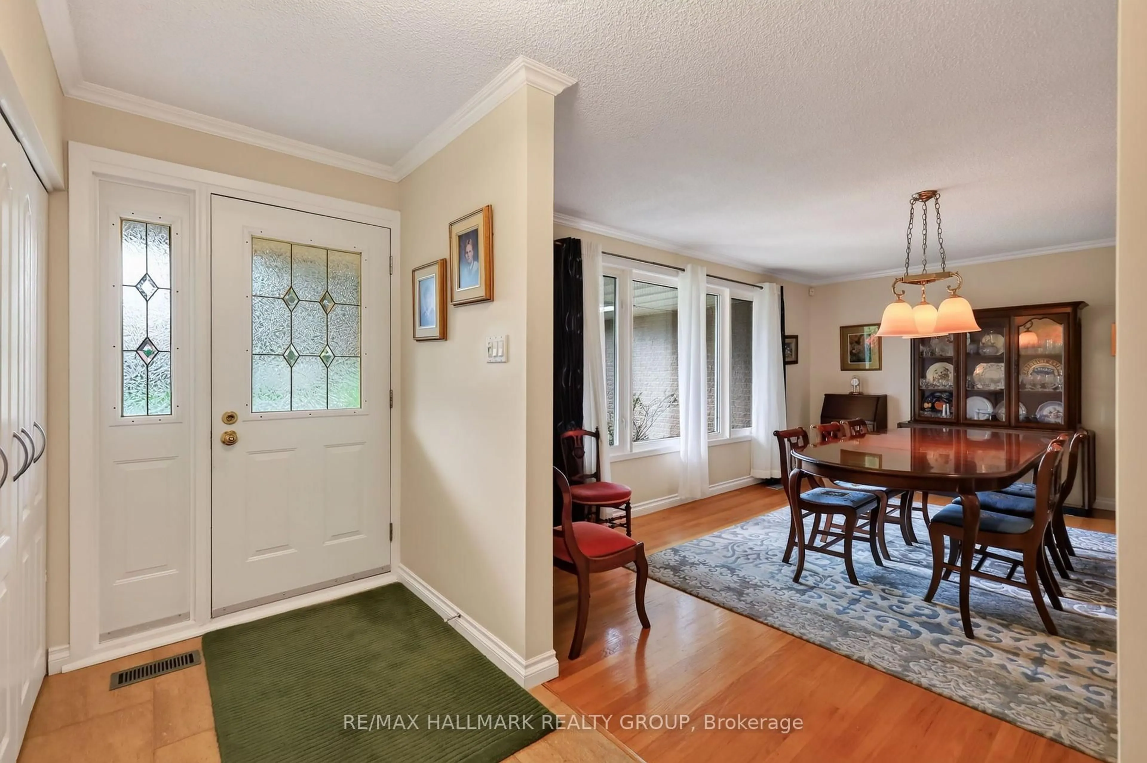 Indoor entryway for 2692 Colman St, Ottawa Ontario K1V 8J9