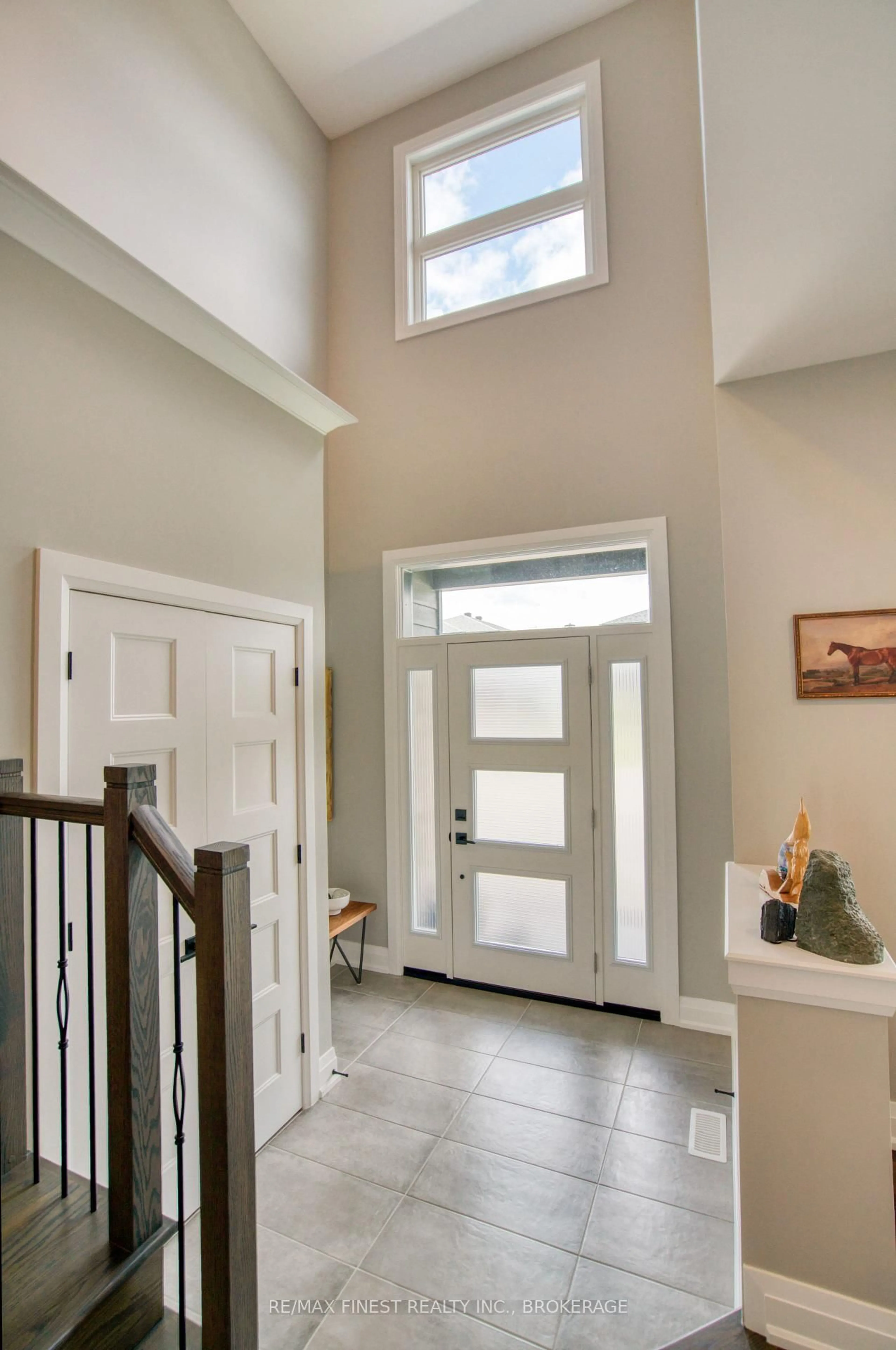 Indoor entryway for 1152 Avignon St, Russell Ontario K0A 1W0