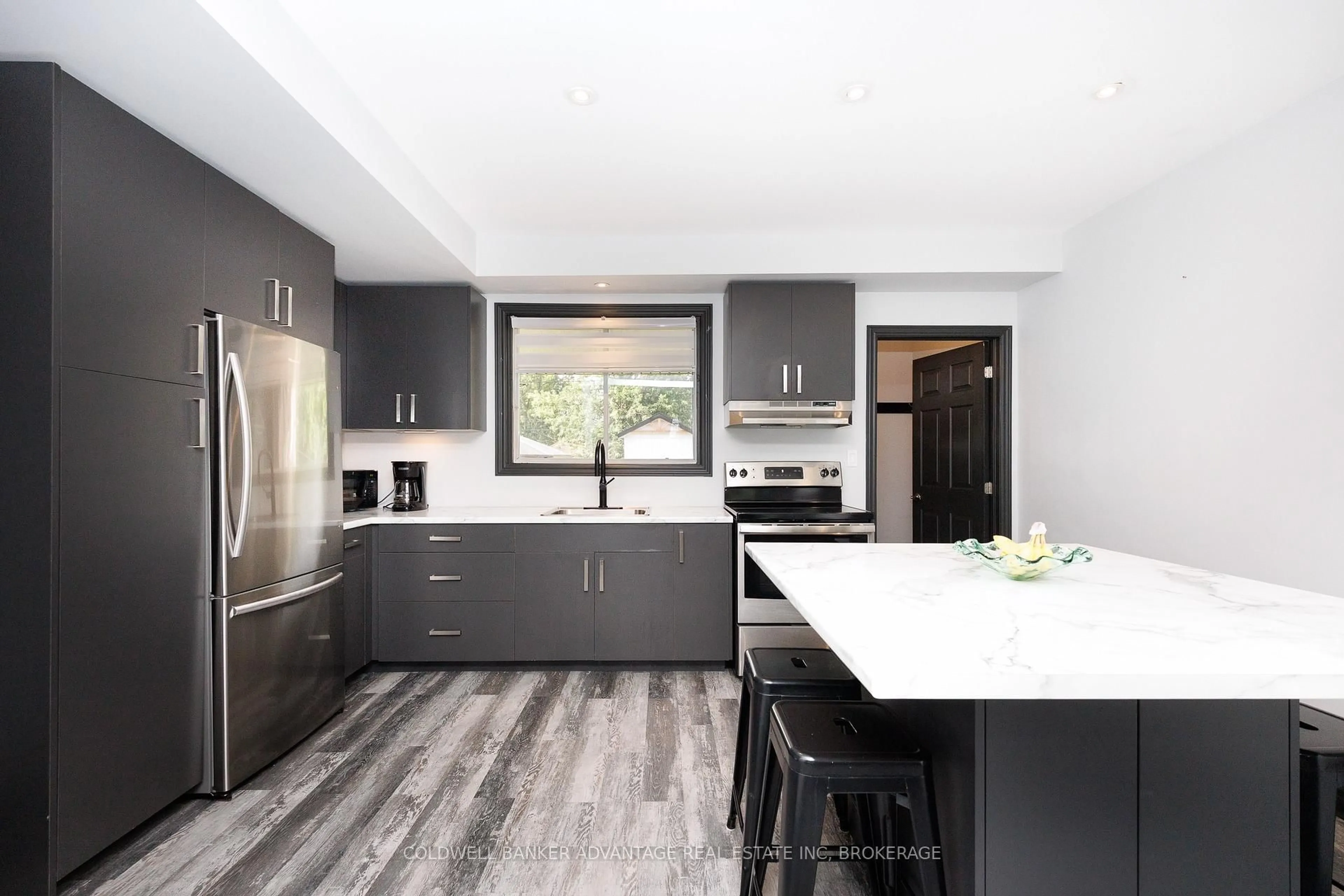 Contemporary kitchen, unknown for 197 Lincoln St, Welland Ontario L3B 4M8